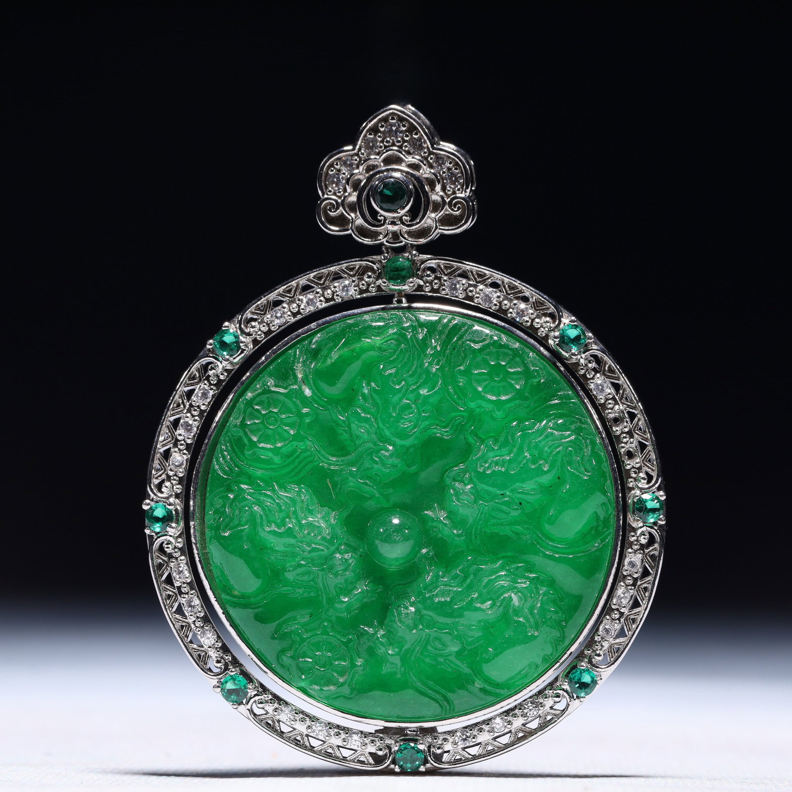 An Exquisite Auspicious Cloud and Dragon Pattern Pendant,Inlaid Gems: An Exquisite Auspicious Cloud and Dragon Pattern Pendant,Inlaid Gems,Size:2.6inx0.4inx3.1in,Weight:73g 一个精美的祥云龙纹吊坠,镶