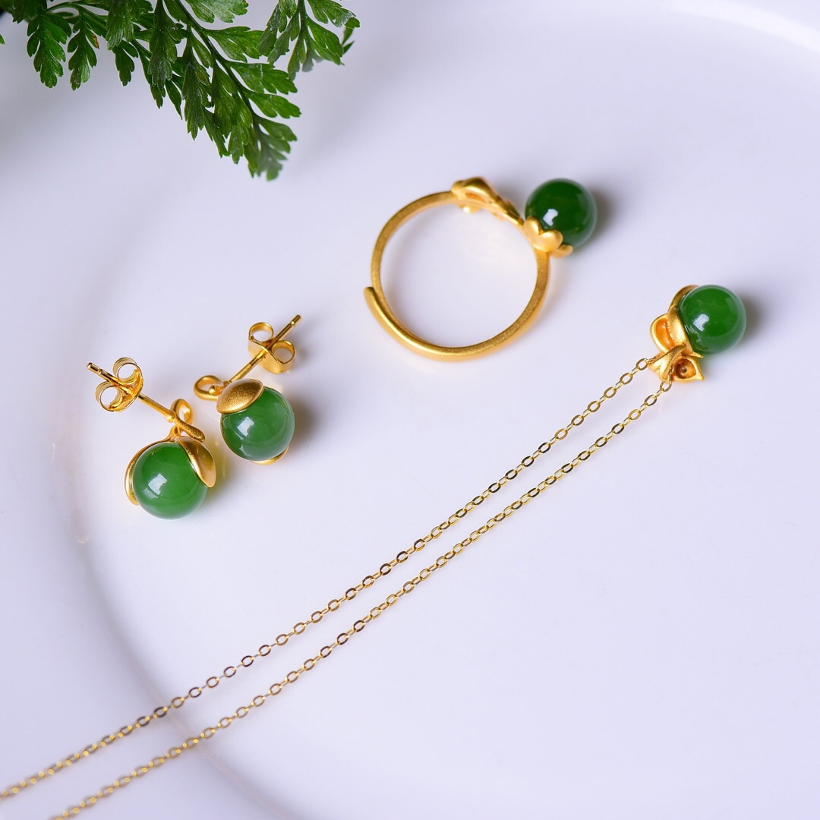 A Set of Fine Sterling Silver-Gold Plated Inlaid Jasper Jewelrys: A Set of Fine Sterling Silver-Gold Plated Inlaid Jasper Jewelrys,Size:(Pendant)8m,(Earrings)8m,(Ring)0.3in 一套纯银镀金镶碧玉首饰