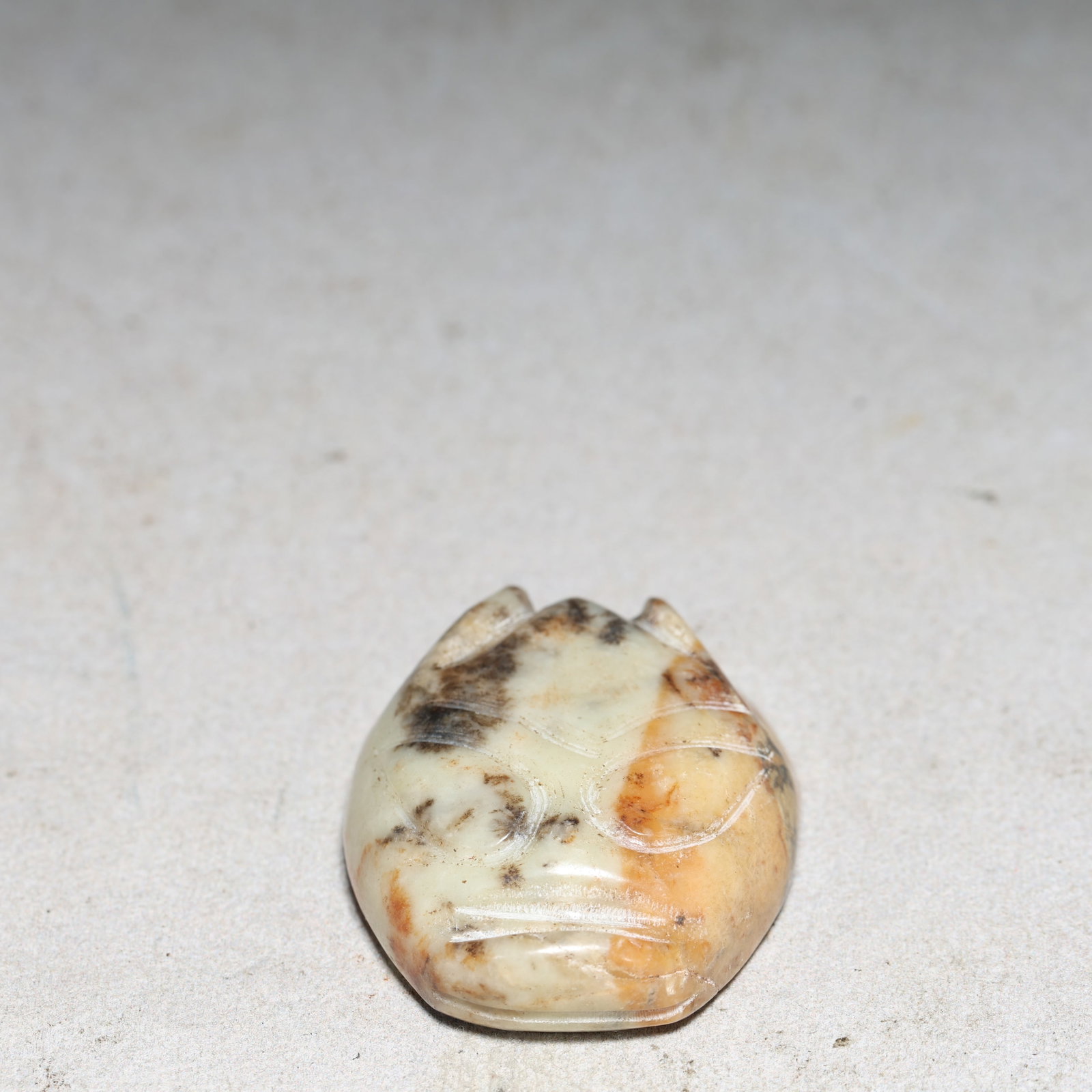 An Archaic Hongshan Culture Cyan jade Pendant: An Archaic Hongshan Culture Cyan jade Pendant,Ancient Time, China,Size:1.4inx1.9inx0.7in Weight:46.2g 红山文化青玉挂件,新石器时&