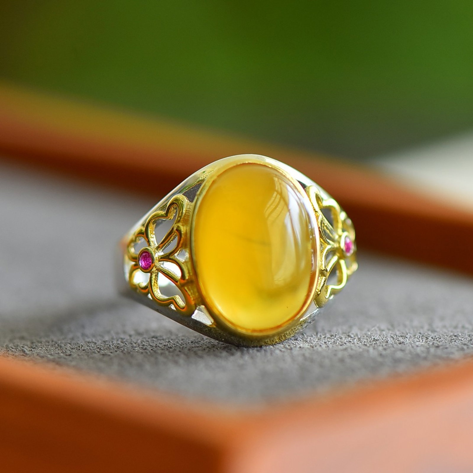 An Exquisite Sterling Silver-Gold Plated Inlaid Amber Ring: An Exquisite Sterling Silver-Gold Plated Inlaid Amber Ring,Size:0.4inx0.6in 纯银镀金镶琥珀戒指
