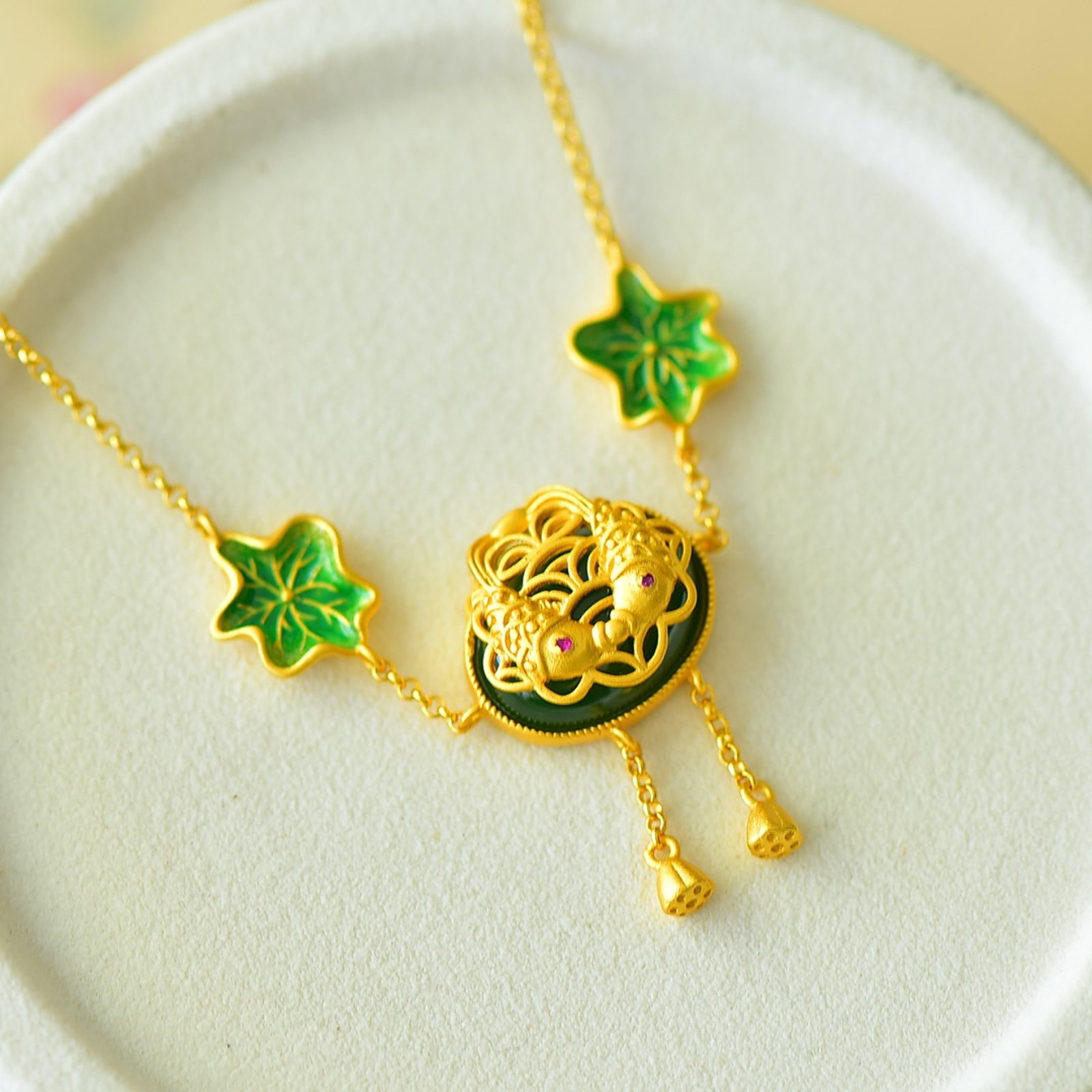 An Exquisite Sterling Silver-Gold Plated Inlaid Jasper Enamel Bracelet: An Exquisite Sterling Silver-Gold Plated Inlaid Jasper Enamel Bracelet,Size:0.5inx0.6in 纯银镀金镶碧玉珐琅手链
