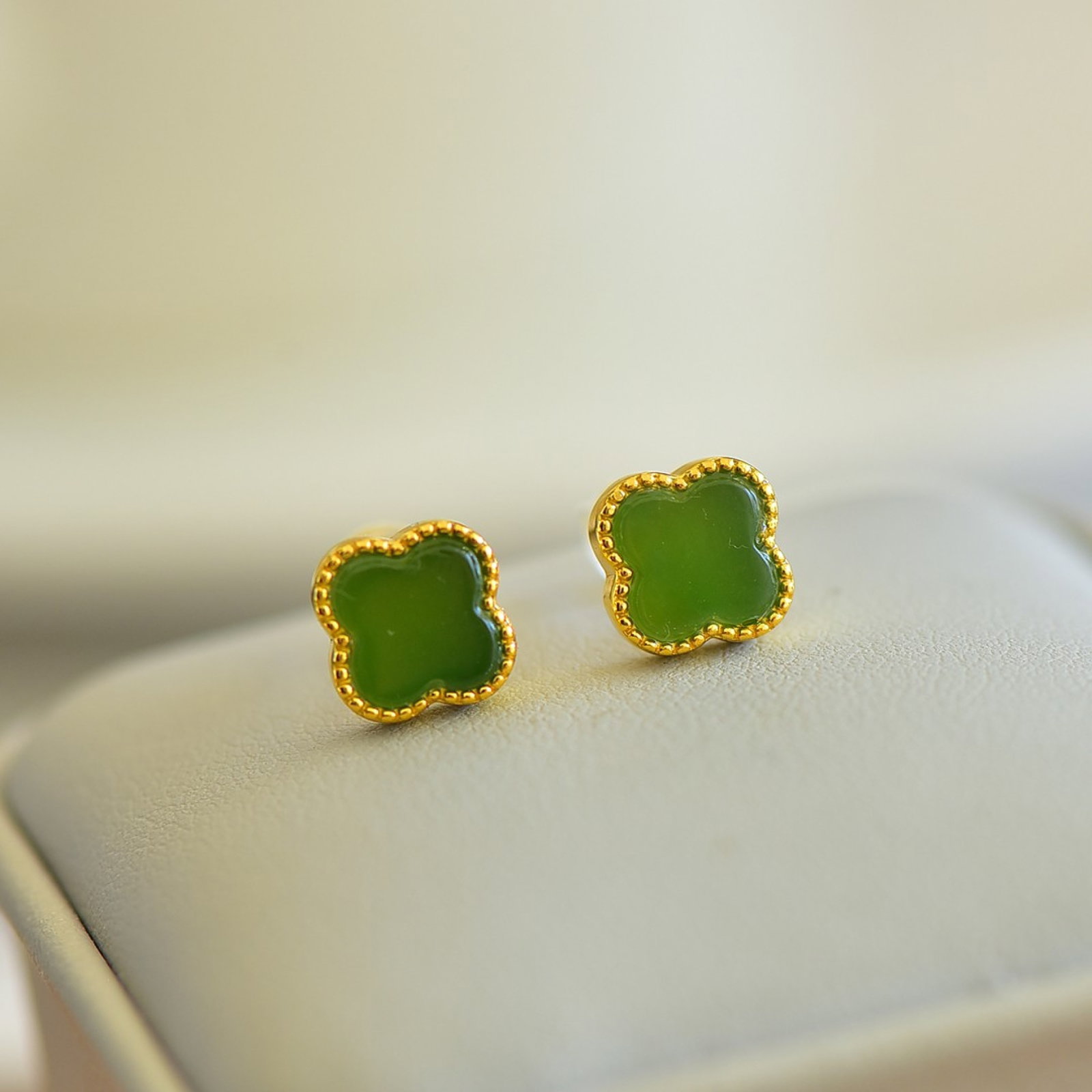A Pair of Exquisite Sterling Silver-Gold Plated Inlaid Jasper Earrings: A Pair of Exquisite Sterling Silver-Gold Plated Inlaid Jasper Earrings,Size:0.3inx0.3in 一对纯银镀金镶碧玉耳环