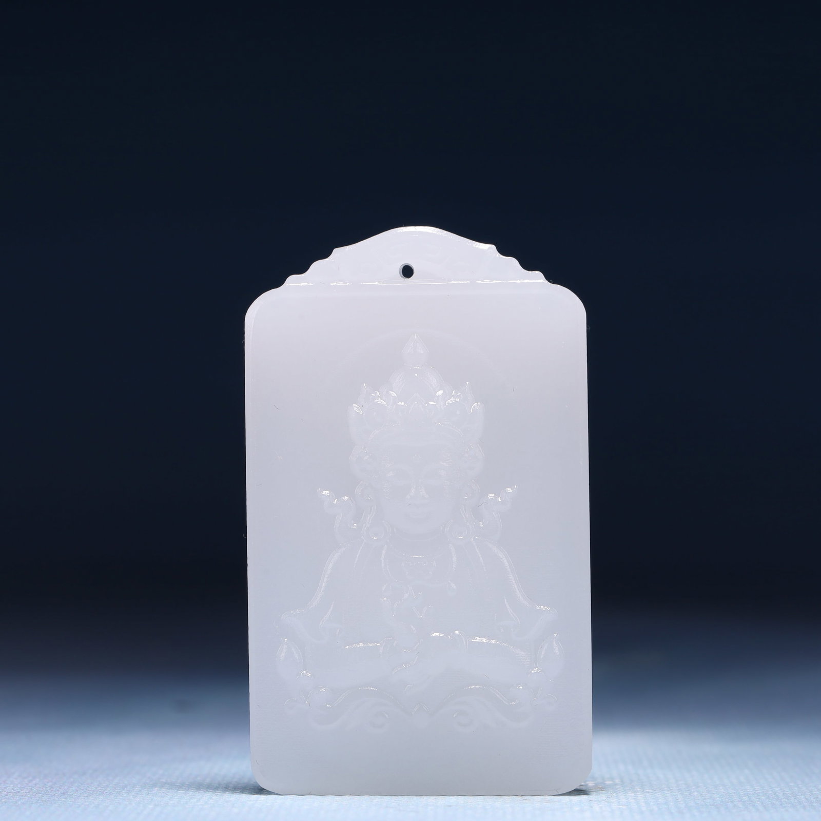 An Exquisite White Jade Statue of Avalokitesvara Pendant: An Exquisite White Jade Statue of Avalokitesvara Pendant,Size:1.6inx0.4inx2.4in,Weight:42g 白玉观音像牌