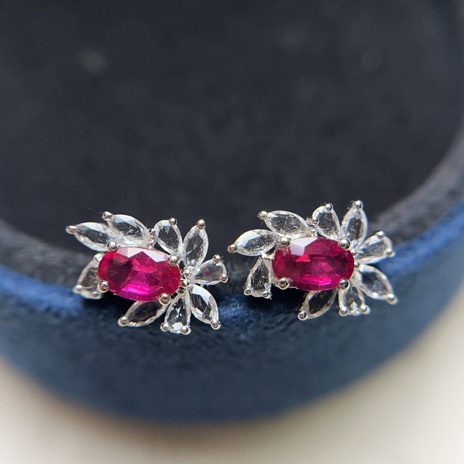 A Pair of Exquisite 18k Gold Inlaid 0.65ct Natural Ruby Earrings,Inlaid Gems: A Pair of Exquisite 18k Gold Inlaid 0.65ct Natural Ruby Earrings,Inlaid Gems,Total Weight:1.18g 一对18k金镶 0.65ct