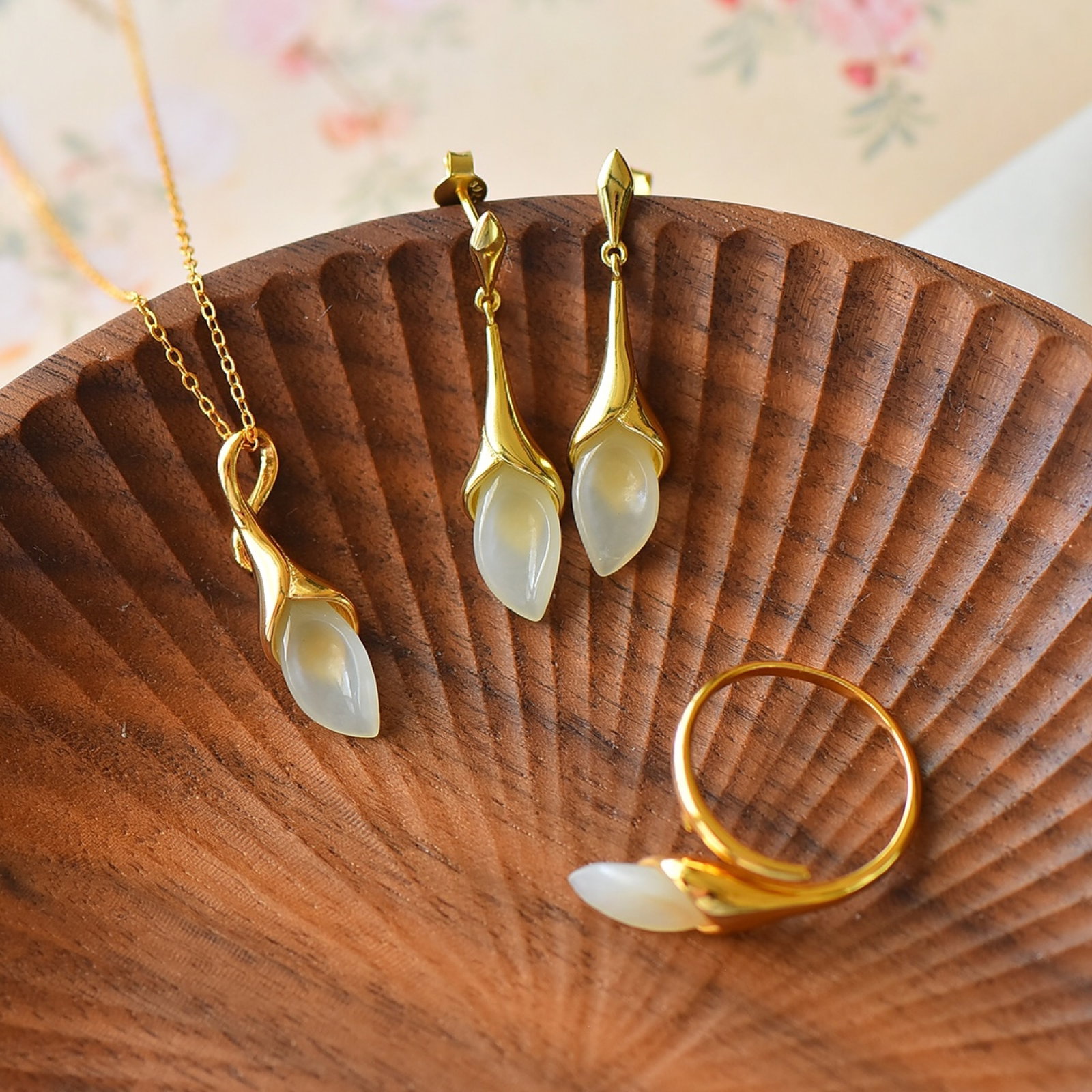 A Set of Fine Sterling Silver-Gold Plated Inlaid White Jade Jewelrys: A Set of Fine Sterling Silver-Gold Plated Inlaid White Jade Jewelrys,Size:(Pendant)0.3inx0.6in,(Earrings)0.3inx0.6in,(Bracelet)0.3inx0.6in
