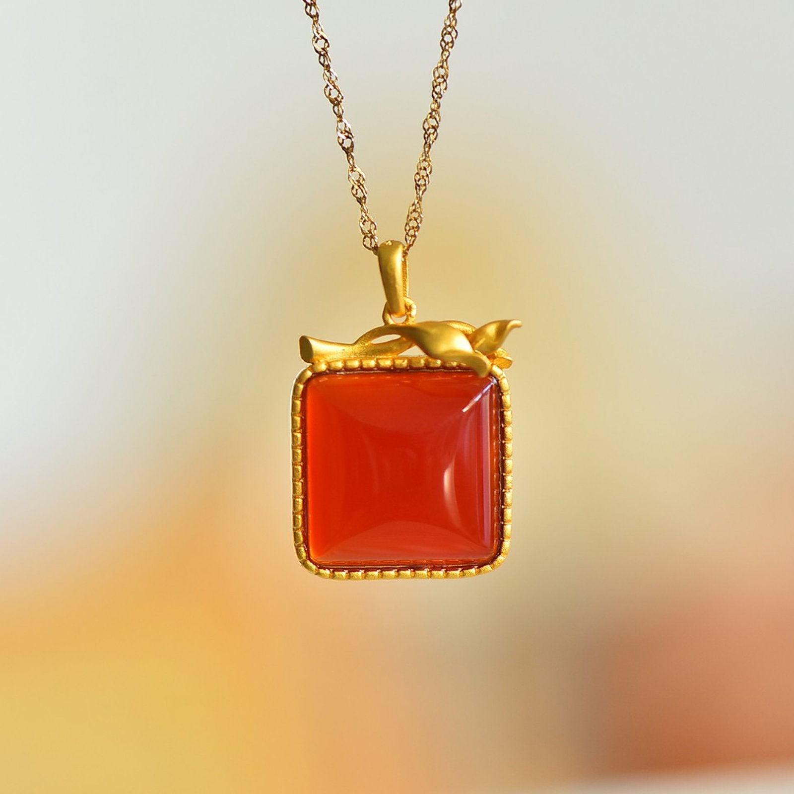An Exquisite Sterling Silver-Gold Plated Inlaid Agate Pendant: An Exquisite Sterling Silver-Gold Plated Inlaid Agate Pendant,Size:0.6inx0.6in 纯银镀金镶玛瑙吊坠