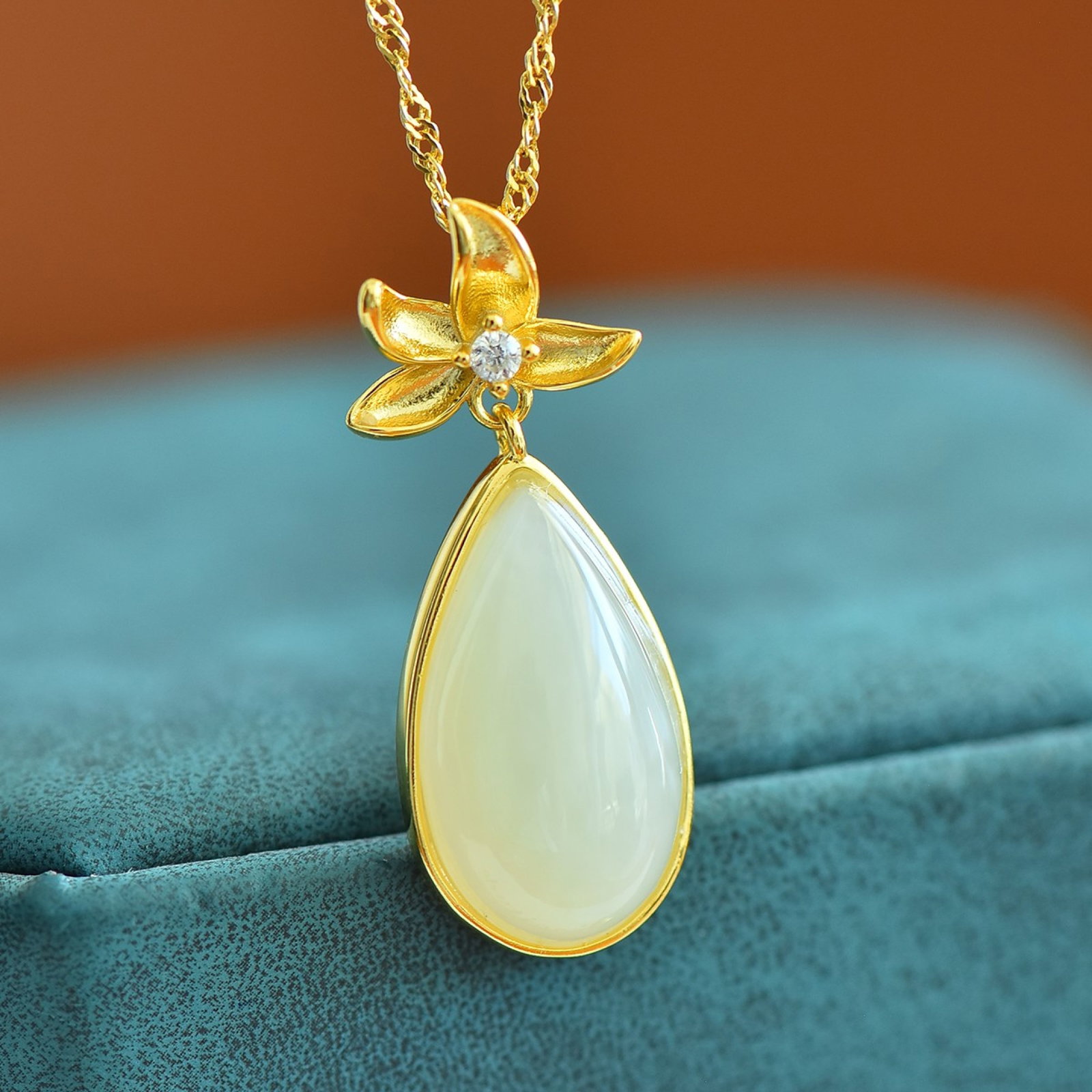 An Exquisite Sterling Silver-Gold Plated Inlaid White Jade Pendant: An Exquisite Sterling Silver-Gold Plated Inlaid White Jade Pendant , Size :0.4inx0.7in 纯银镀金镶白玉吊坠,尺寸:0.4inx0.7in
