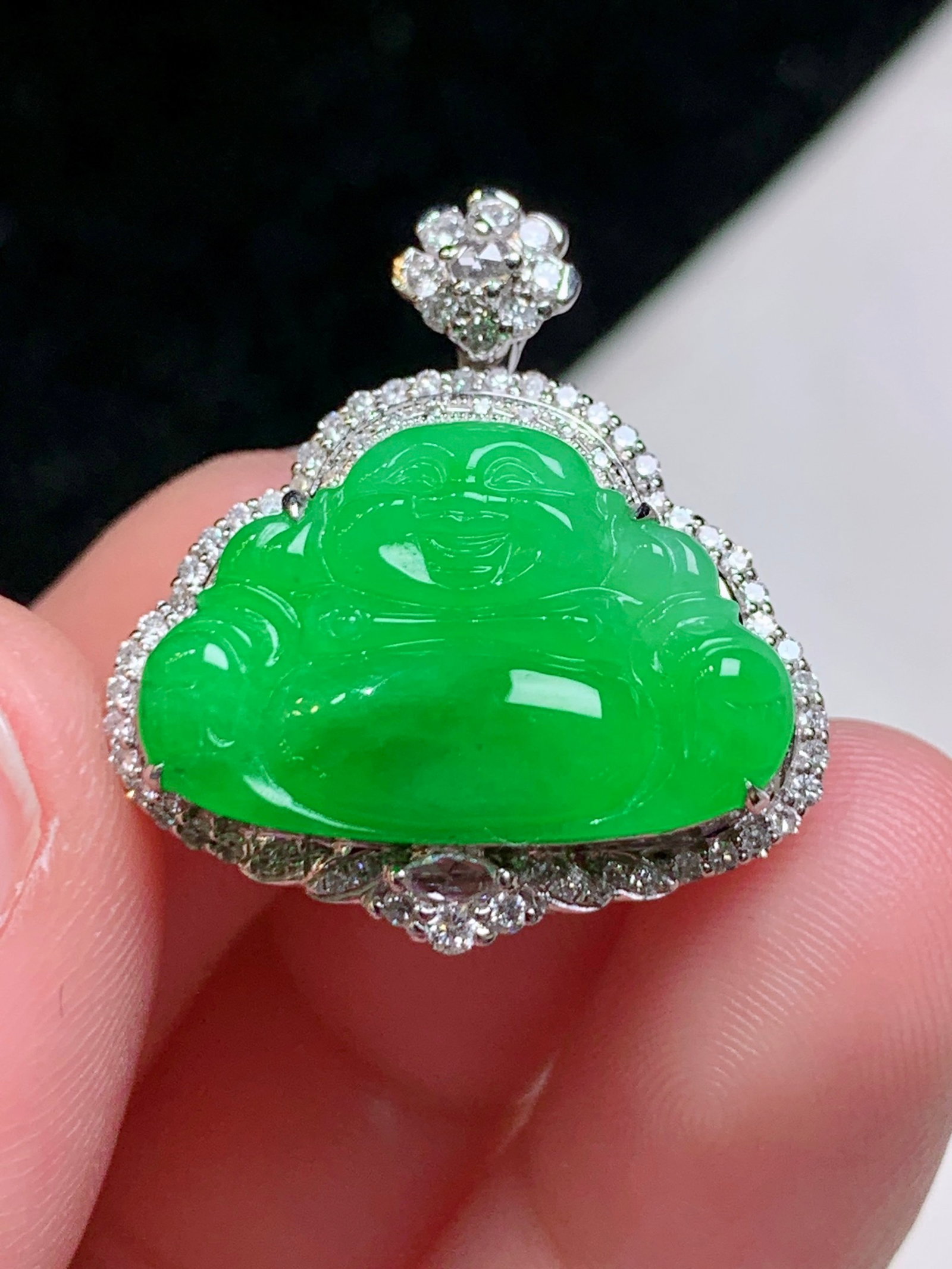 An Exquisite 18k Gold Diamond Inlaid Jadeite Pendant: An Exquisite 18k Gold Diamond Inlaid Jadeite Pendant,Size(Loose Stone):0.8inx0.5inx0.1in 18k金钻镶嵌翡翠吊坠