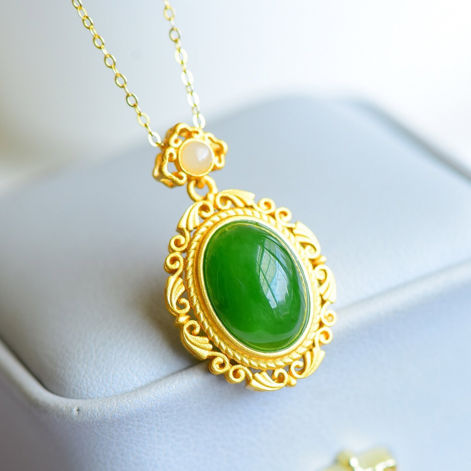An Exquisite Sterling Silver-Gold Plated Inlaid Jasper Pendant: An Exquisite Sterling Silver-Gold Plated Inlaid Jasper Pendant,Size:0.6inx0.4in 纯银镀金镶碧玉项链