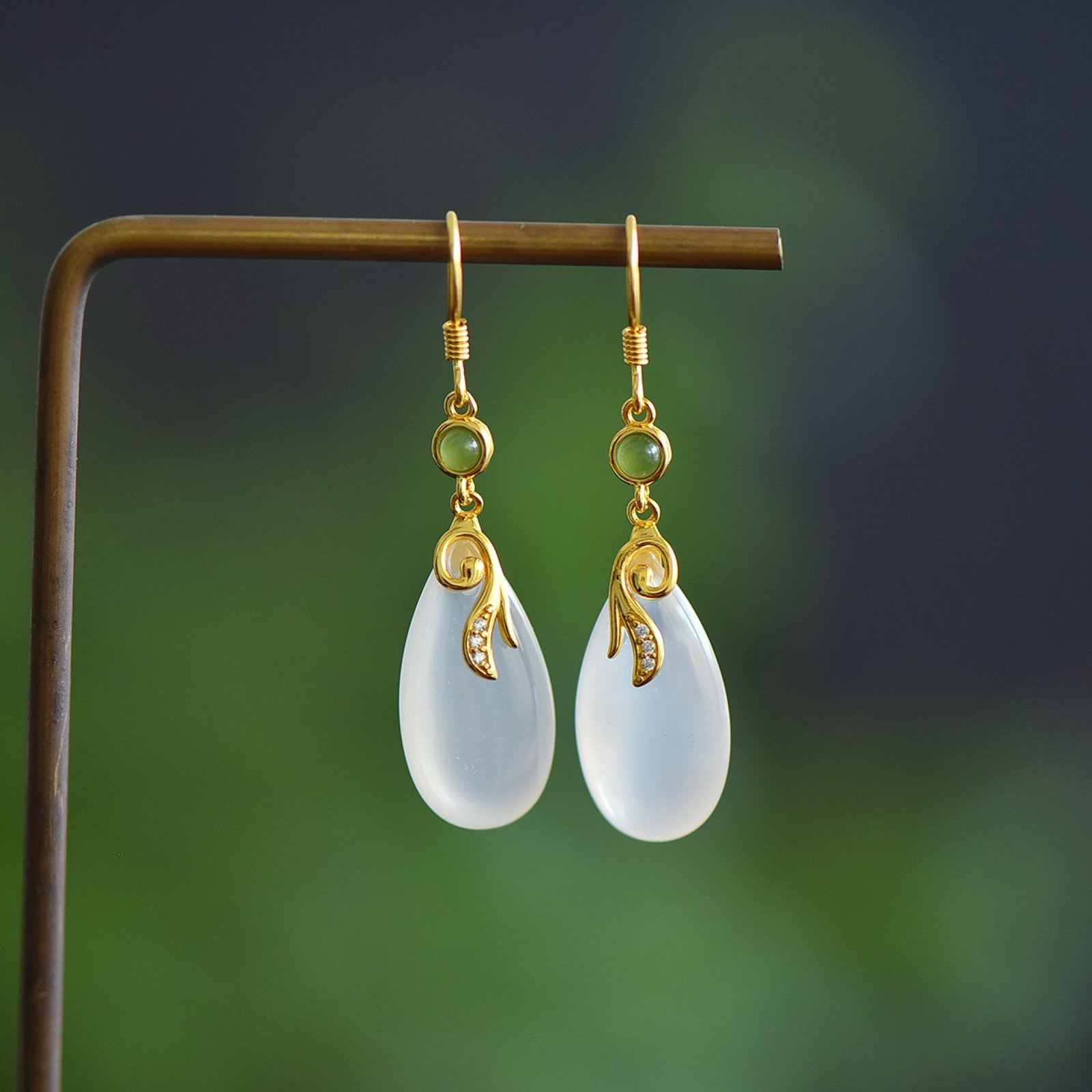A Pair of Exquisite Sterling Silver-Gold Plated Inlaid Agate Earrings: A Pair of Exquisite Sterling Silver-Gold Plated Inlaid Agate Earrings,Size:0.4inx0.8in 一对纯银镀金镶玛瑙耳环