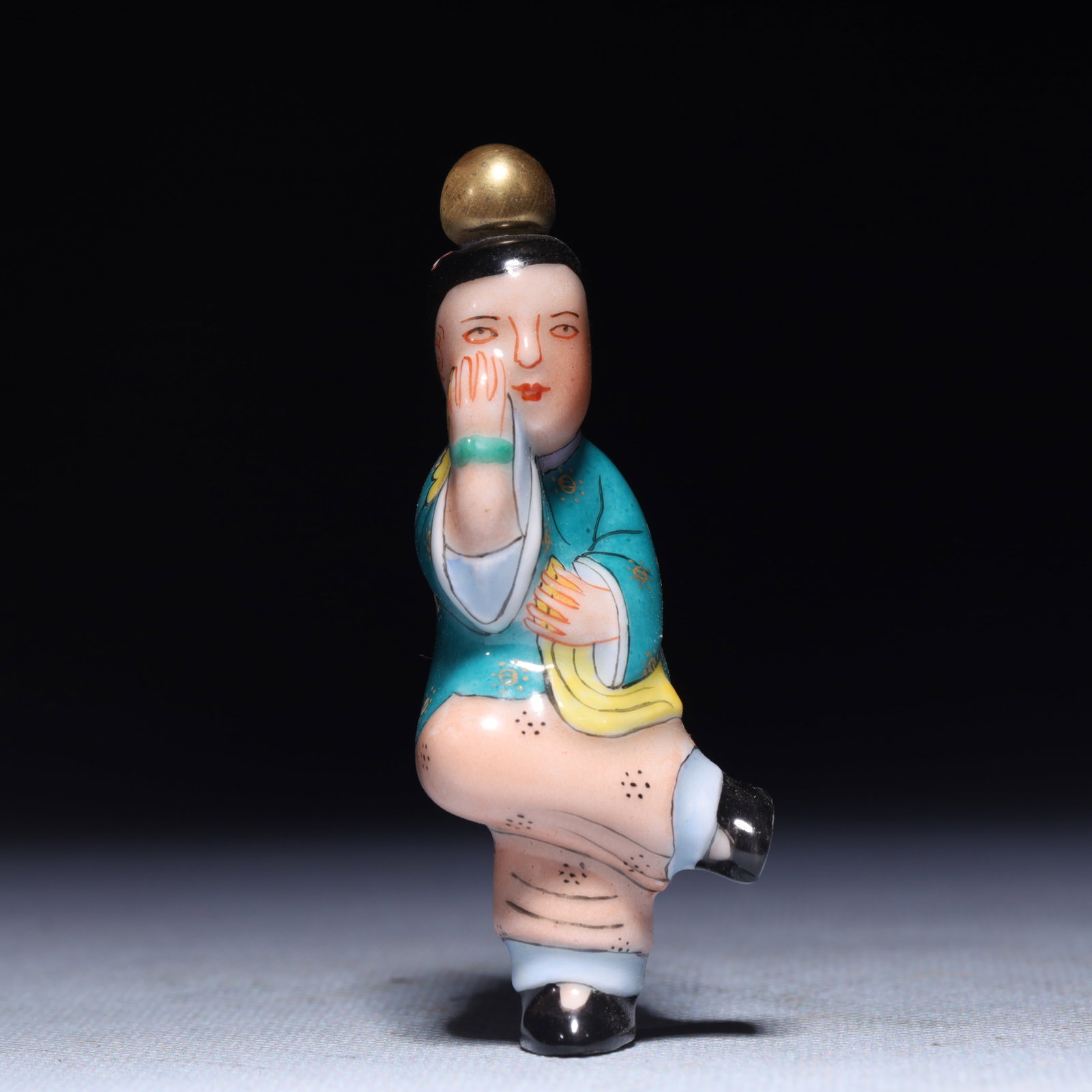An Exquisite Famille-Rose Figure Snuff Bottle: An Exquisite Famille-Rose Figure Snuff Bottle,Qing Dynasty,China,Qianlong Four-character Mark,Size:1.2inx1inx3.1in,Weight:29.3g