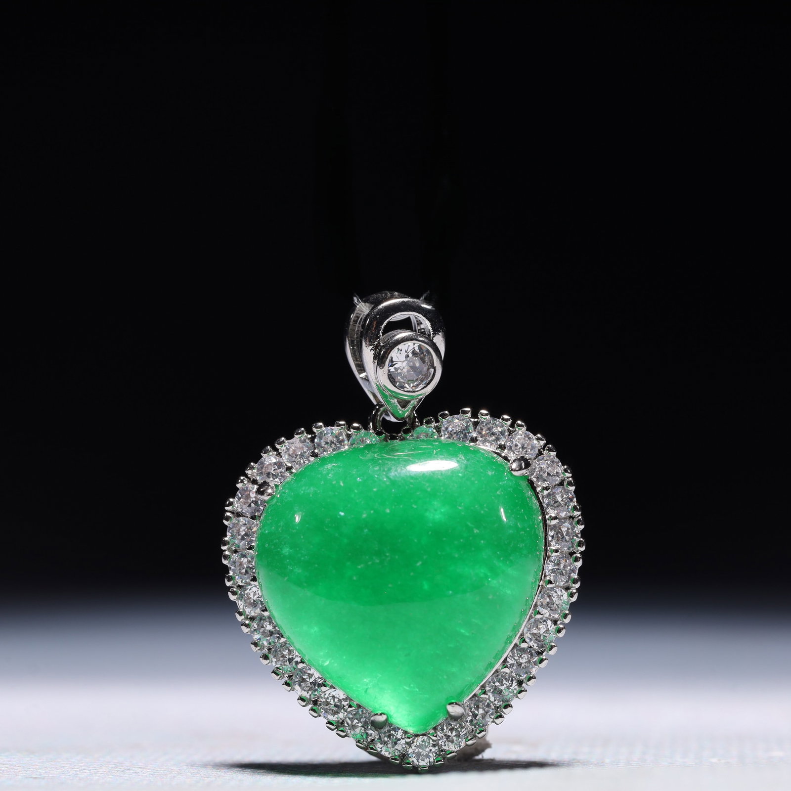 An Exquisite Pendant,Inlaid Gems: An Exquisite Pendant,Inlaid Gems,Size:1.2inx0.4inx1.4in,Weight:15.3g 一个精美的吊坠,镶宝石