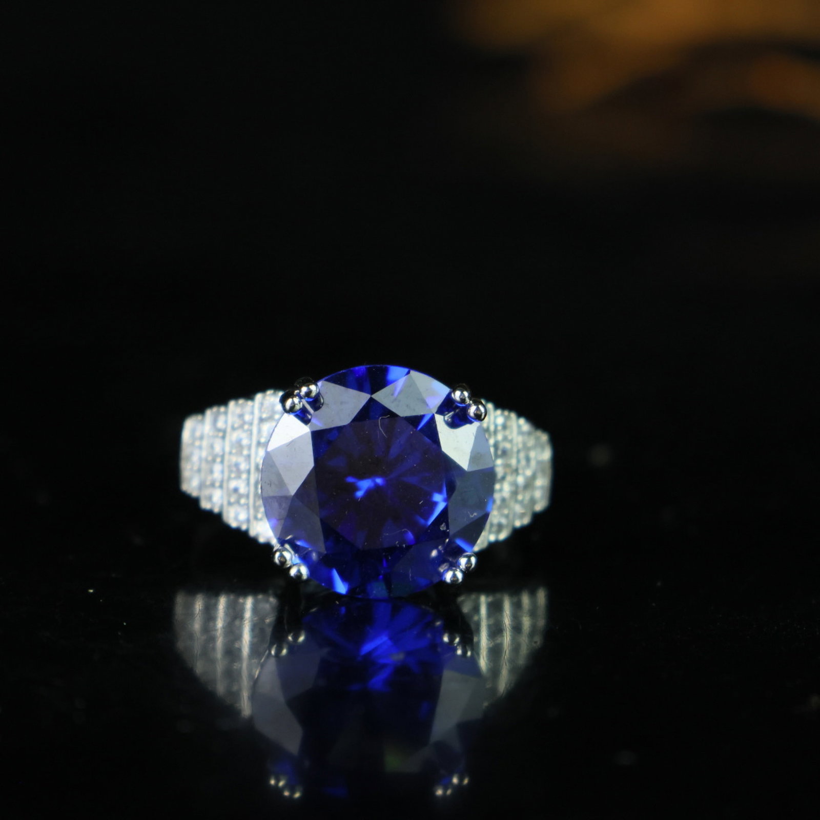 An Exquisite Ring: An Exquisite Ring,Size:0.6inx0.5in 一个精美的戒指