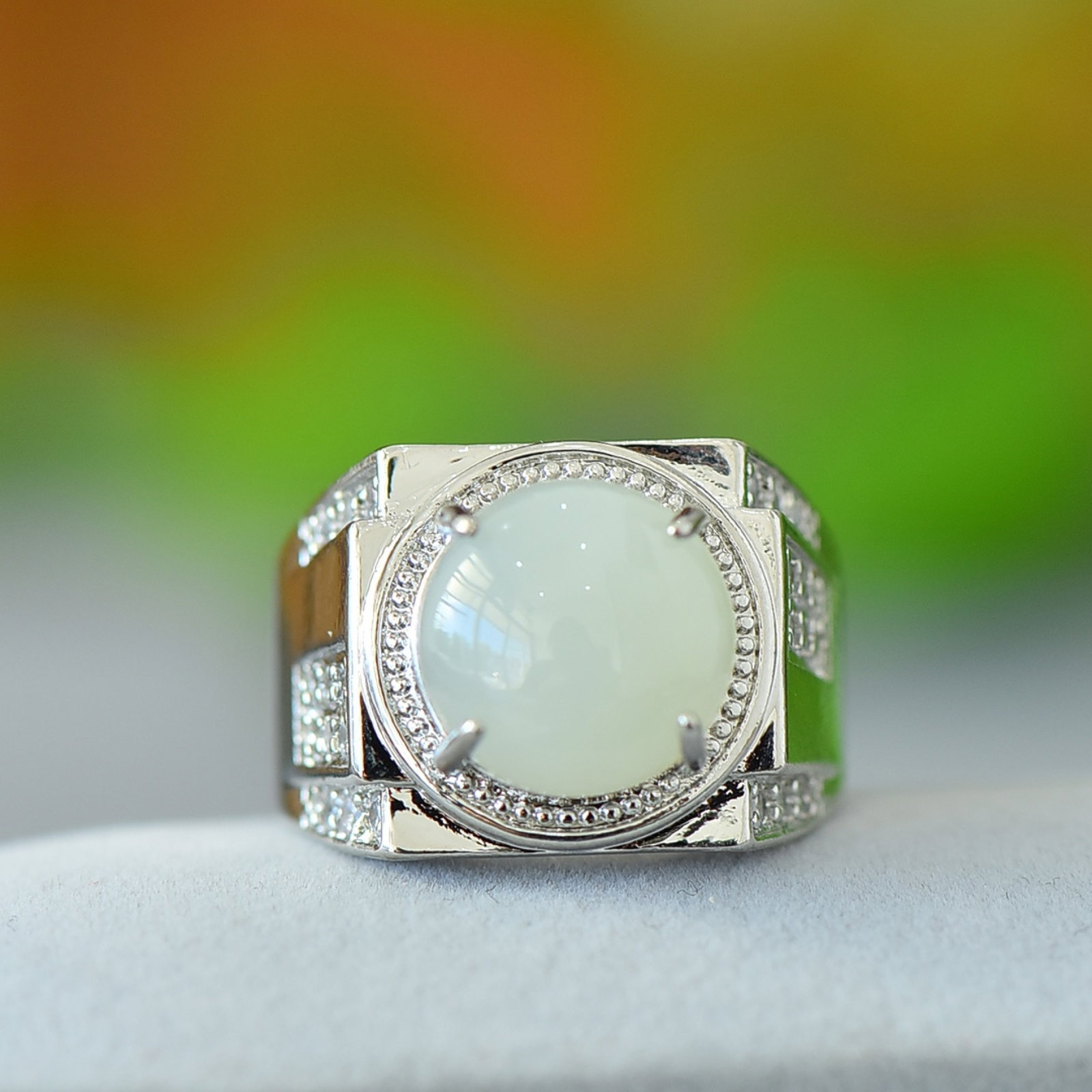 An Exquisite Bronze Inlaid White Jade Ring,Inlaid Diamond: An Exquisite Bronze Inlaid White Jade Ring,Inlaid Diamond,Size:0.5inx0.5in 铜镶白玉戒指,嵌钻石