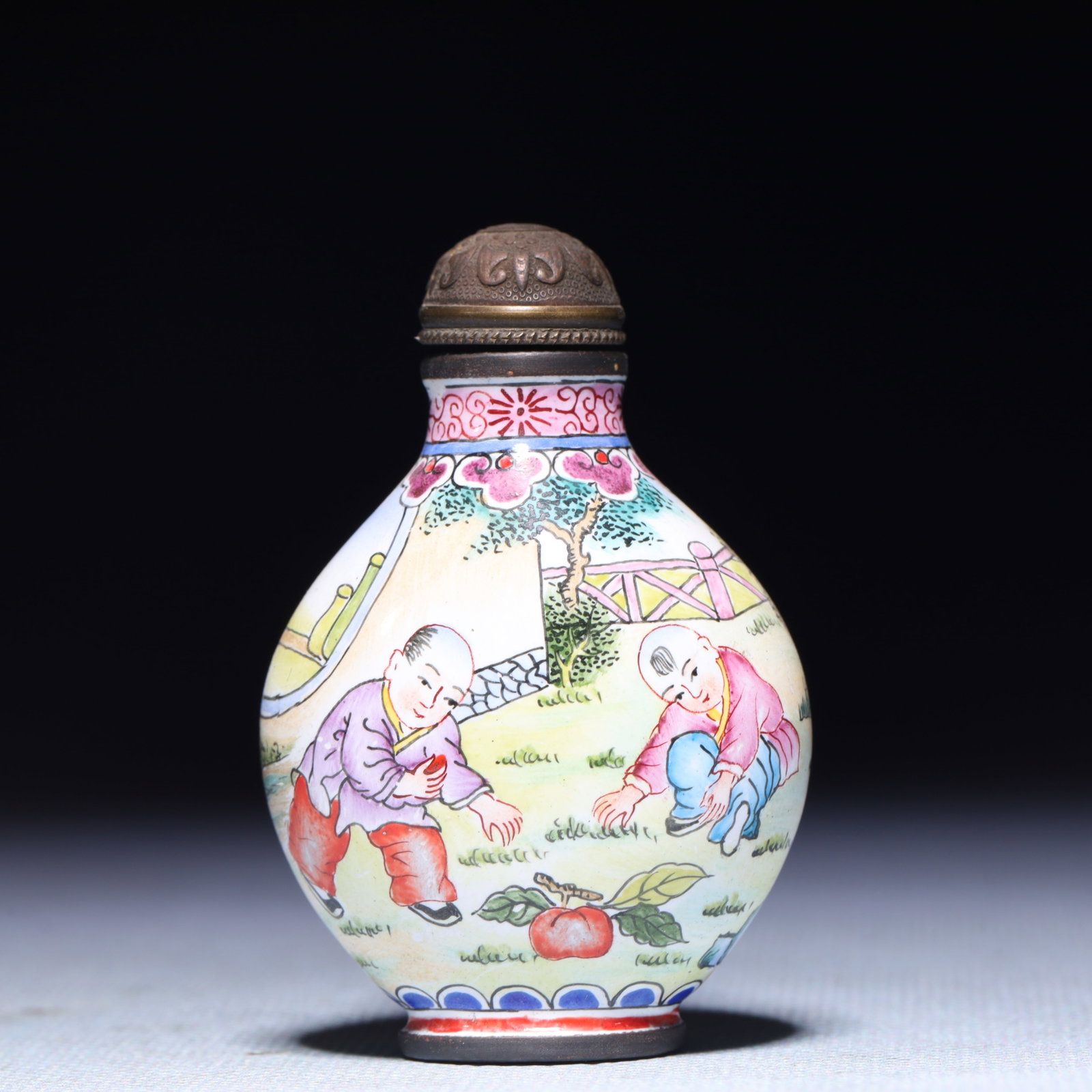 An Exquisite Painted Enamel Character and Story Pattern Snuff Bottle: An Exquisite Painted Enamel Character and Story Pattern Snuff Bottle,Qing Dynasty,China,Qianlong Four-character Mark,Size:1.8inx1inx2.4in,Weight:54.8g 画珐琅人物故&