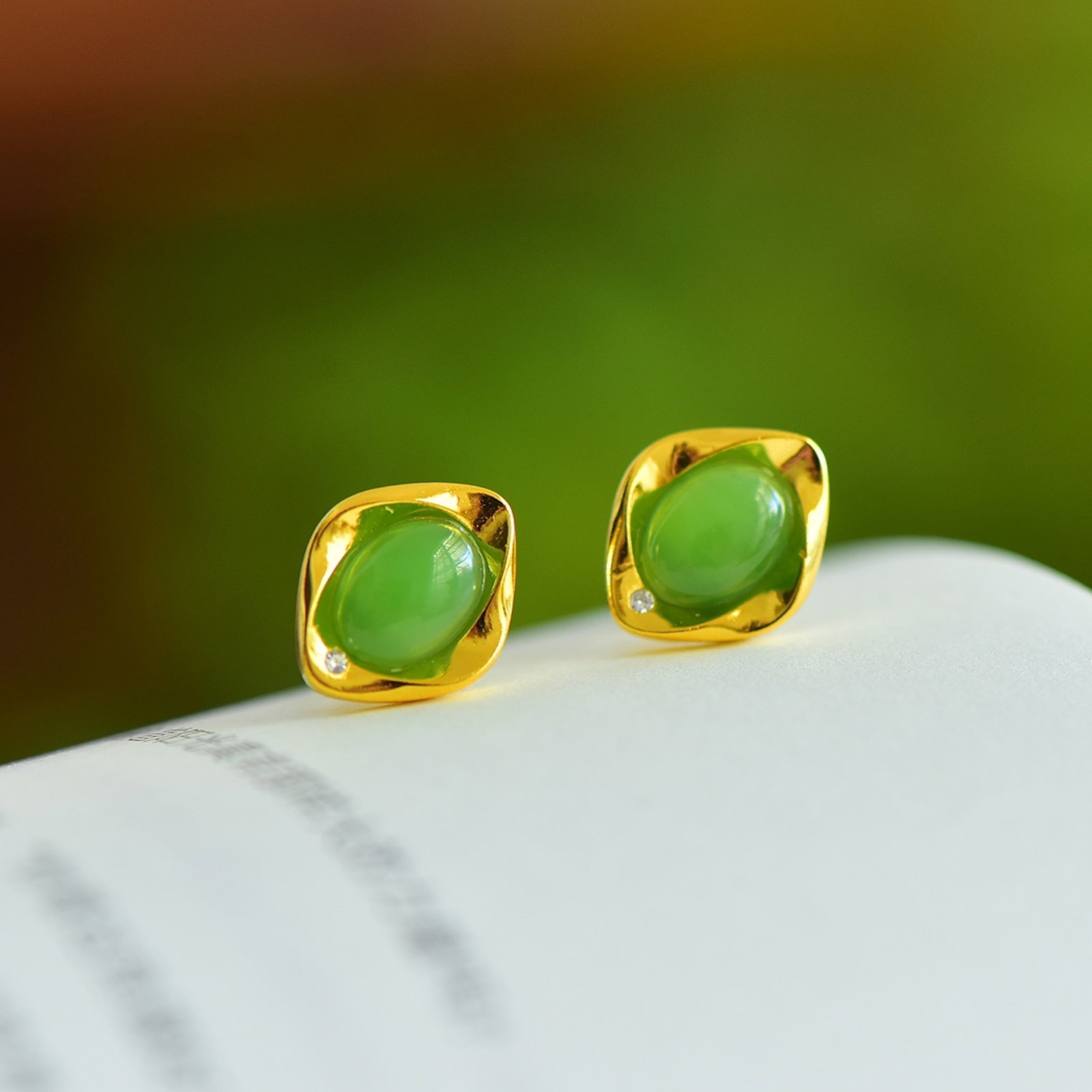 A Pair of Exquisite Sterling Silver-Gold Plated Inlaid Jasper Earrings: A Pair of Exquisite Sterling Silver-Gold Plated Inlaid Jasper Earrings 一对纯银镀金镶碧玉耳环