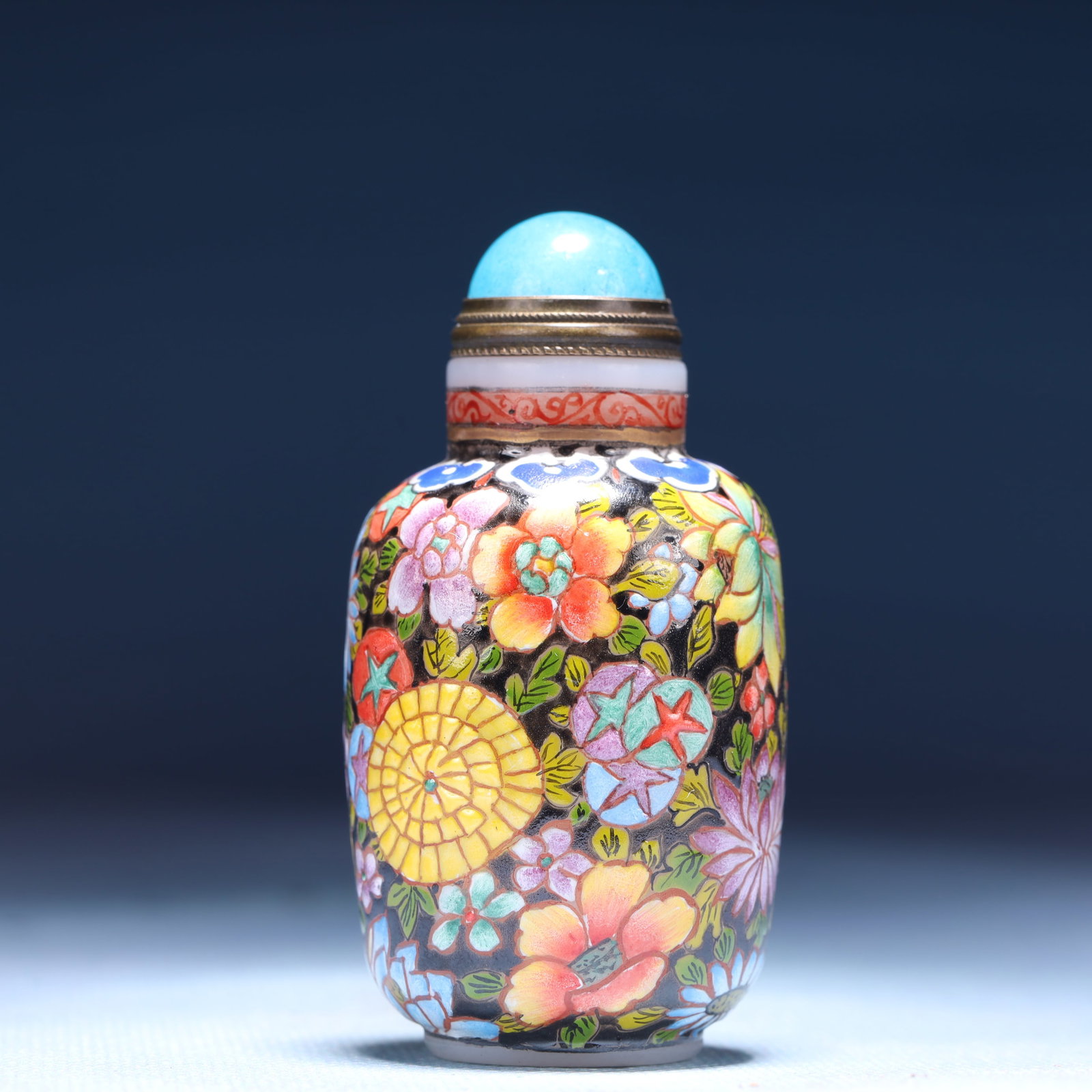 An Exquisite Glass Flower Pattern Snuff Bottle (1 of 6)