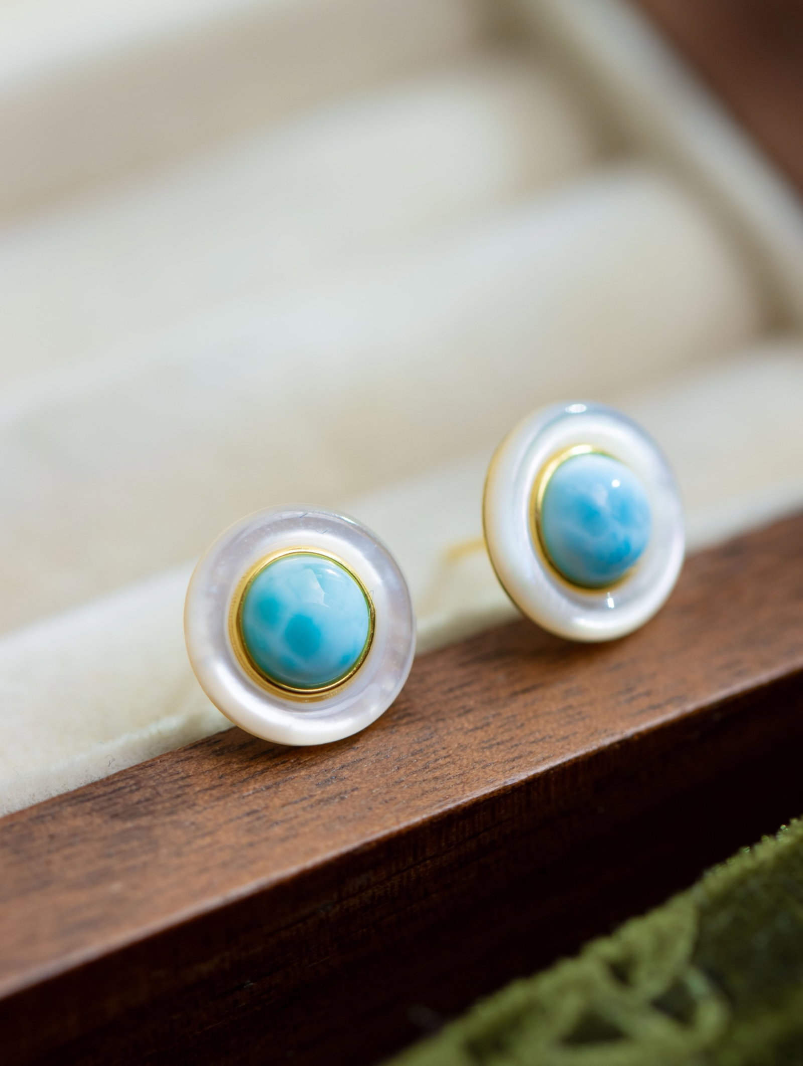 A Pair of Exquisite Sterling Silver-Gold Plated Inlaid Larimar Earrings,Inlaid Shell: A Pair of Exquisite Sterling Silver-Gold Plated Inlaid Larimar Earrings,Inlaid Shell 一对纯银镀金镶海纹石耳钉,嵌贝&#