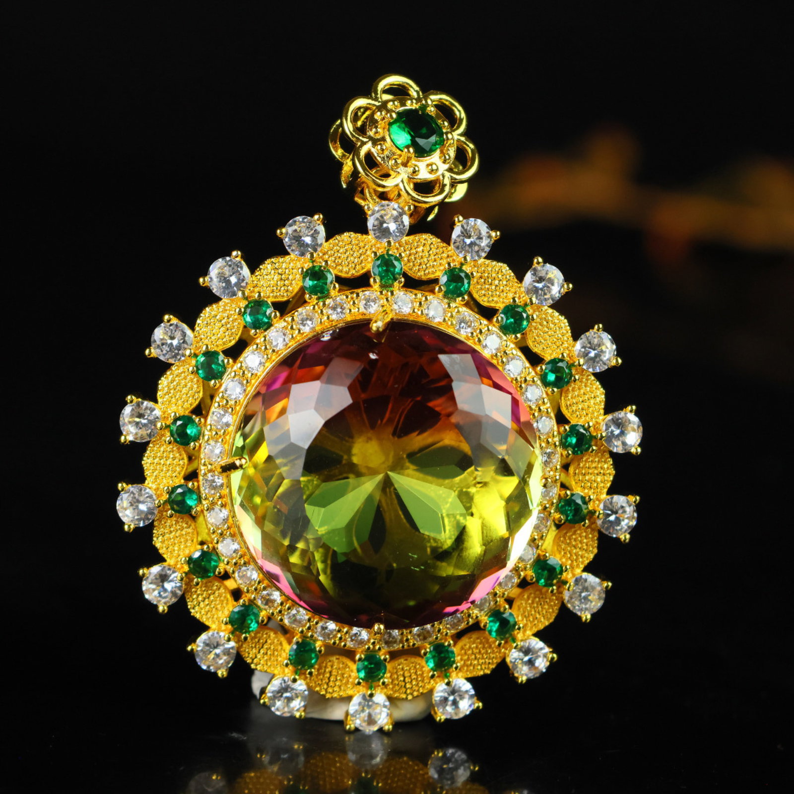 An Exquisite Pendant: An Exquisite Pendant,Size:1.3inx0.7in 一个精美的吊坠