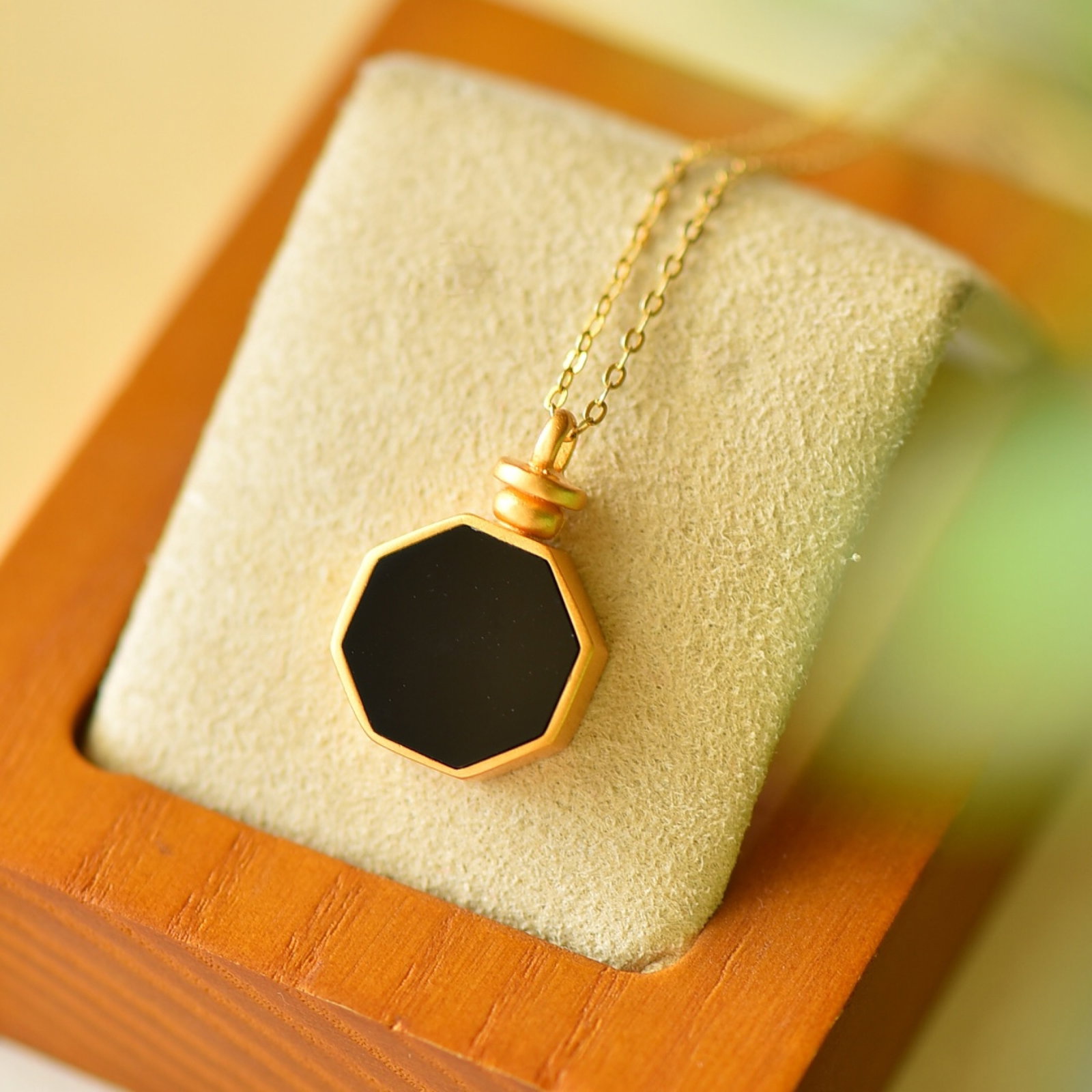 An Exquisite Sterling Silver-Gold Plated Inlaid Black Jade Necklace: An Exquisite Sterling Silver-Gold Plated Inlaid Black Jade Necklace,Size:0.6inx0.8in 纯银镀金镶墨玉项链