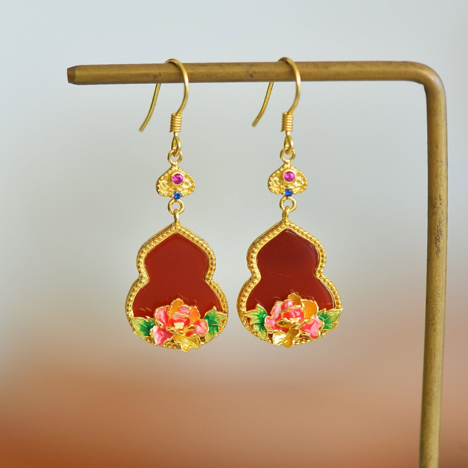 A Pair of Exquisite Sterling Silver-Gold Plated Inlaid Agate Gourd Earrings: A Pair of Exquisite Sterling Silver-Gold Plated Inlaid Agate Gourd Earrings,Size:0.5inx1.1in 一对纯银镀金镶玛瑙葫芦耳环