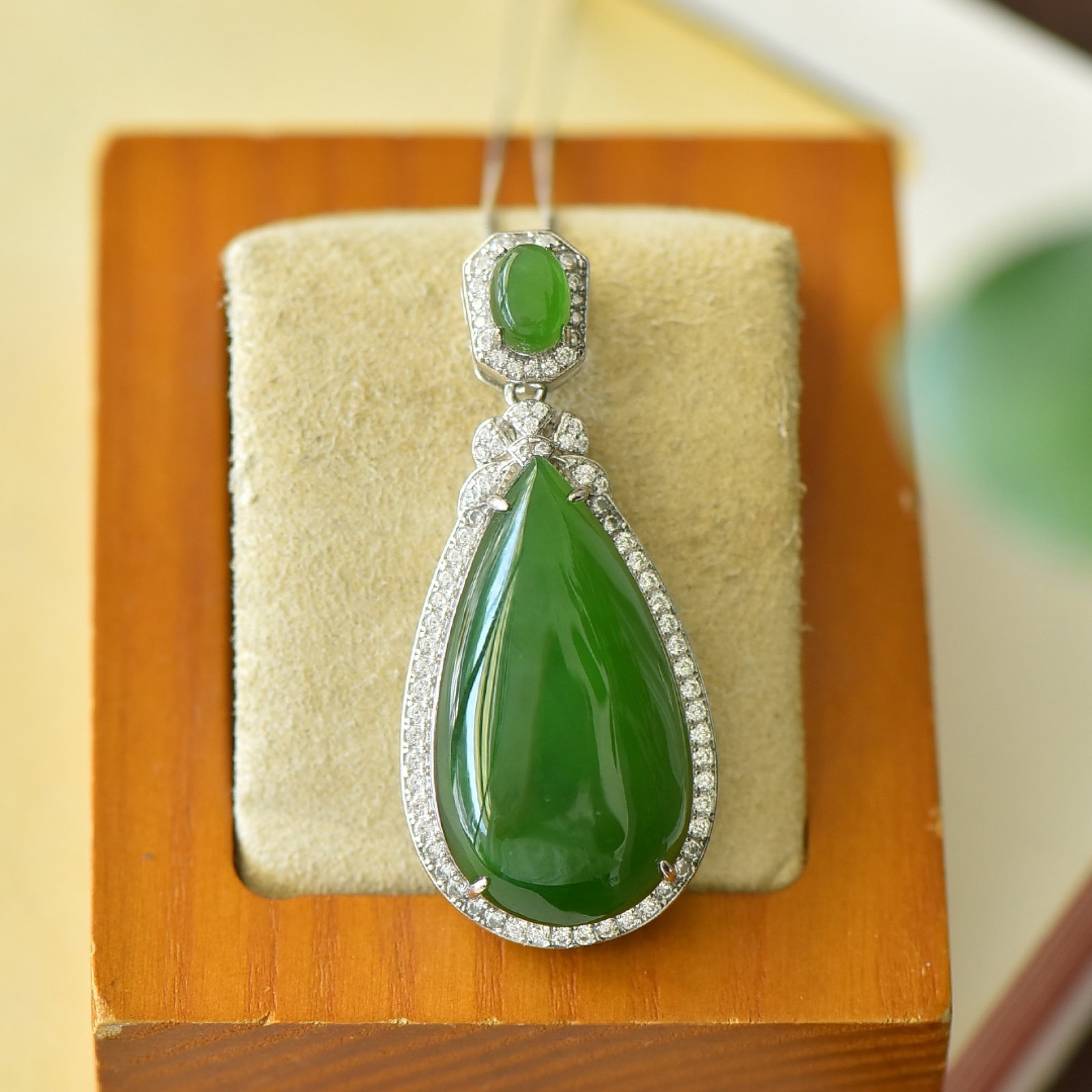 An Exquisite Sterling Silver Inlaid Jasper Necklace,Inlaid Diamond: An Exquisite Sterling Silver Inlaid Jasper Necklace,Inlaid Diamond,Size:0.7inx1.7in 纯银镶碧玉项链,嵌钻石