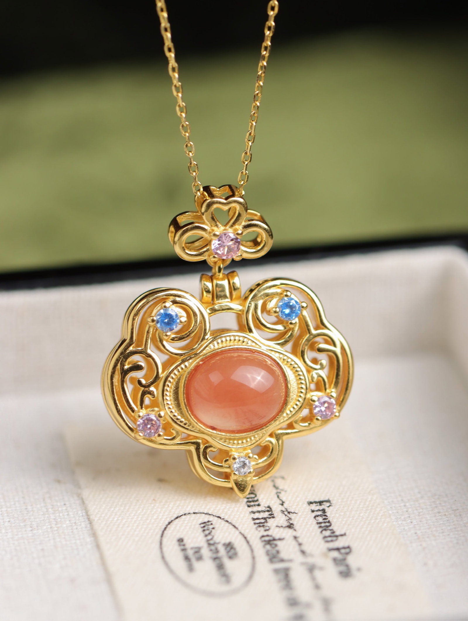 An Exquisite Sterling Silver-Gold Plated Inlaid Agate Pendant, Inlaid Diamond: An Exquisite Sterling Silver-Gold Plated Inlaid Agate Pendant, Inlaid Diamond 纯银镀金镶玛瑙吊坠,嵌钻石