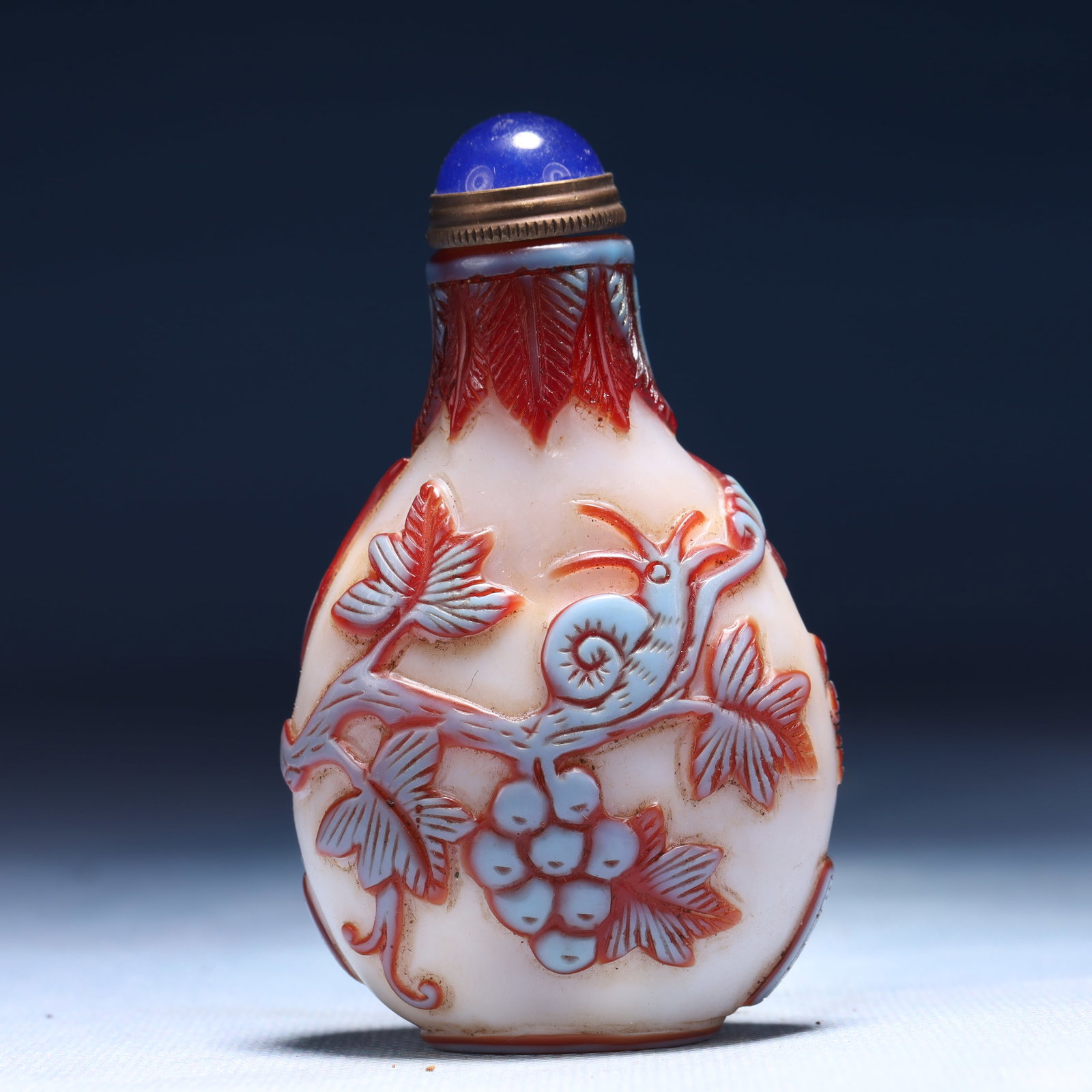 An Exquisite Glass Grapes Pattern Snuff Bottle: An Exquisite Glass Grapes Pattern Snuff Bottle,Qing Dynasty,China,Qianlong Four-character Mark,Size:2inx1.2inx3.3in,Weight:62g