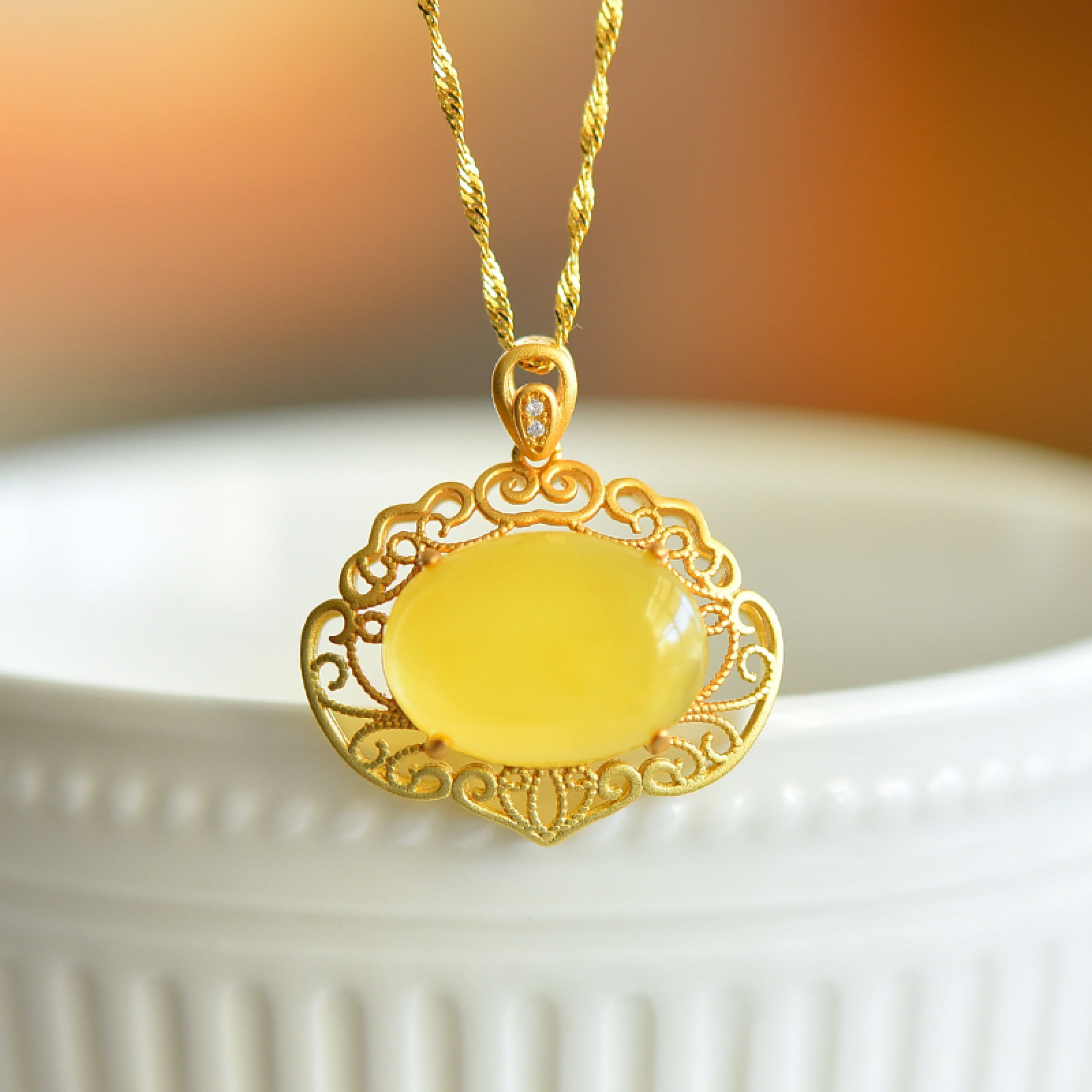 An Exquisite Sterling Silver-Gold Plated Inlaid Amber Necklace,Inlaid Diamond: An Exquisite Sterling Silver-Gold Plated Inlaid Amber Necklace,Inlaid Diamond,Size:0.5inx0.7in 纯银镀金镶琥珀项链,嵌钻石