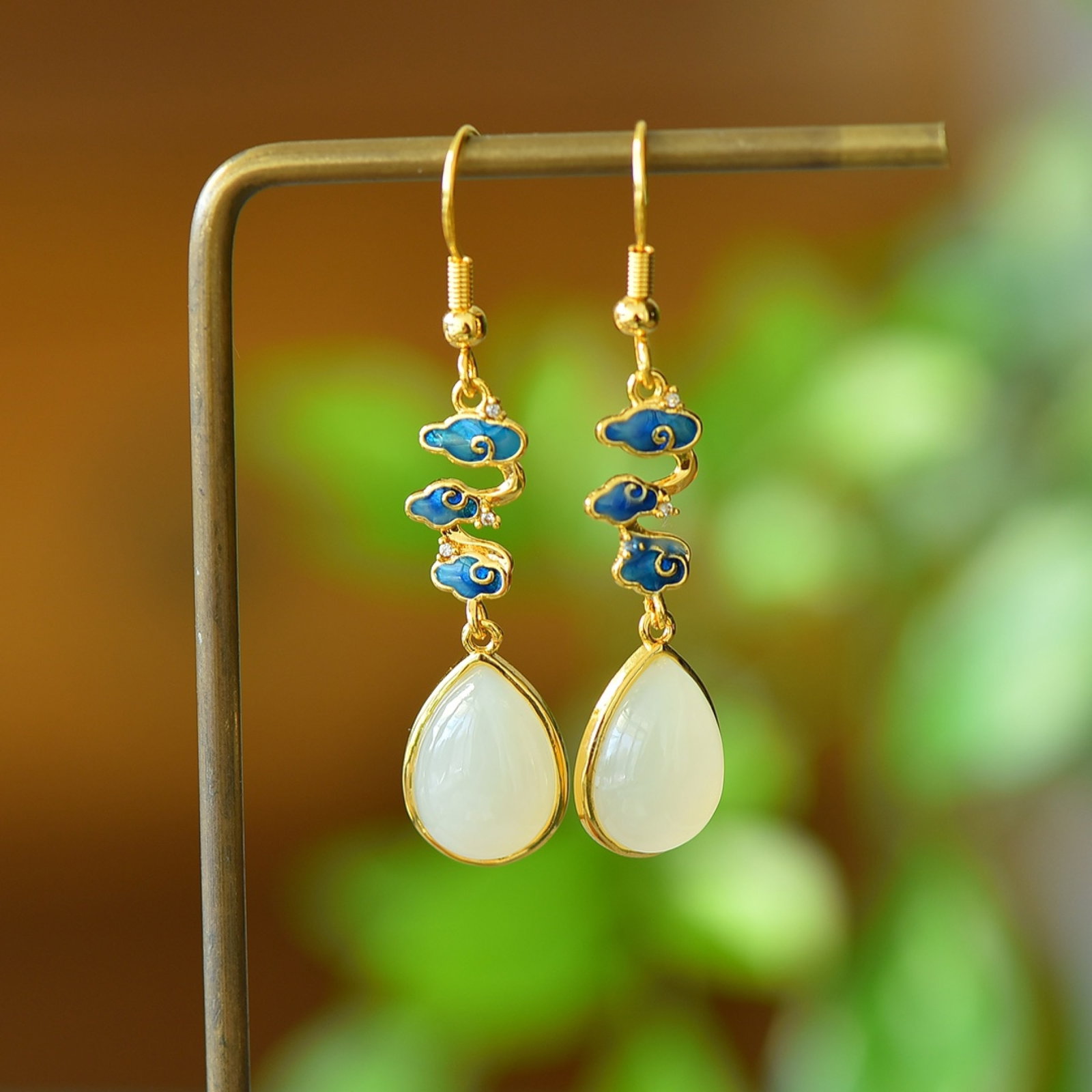 A Pair of Exquisite Bronze-Gold Plated Inlaid White Jade Earrings: A Pair of Exquisite Bronze-Gold Plated Inlaid White Jade Earrings,Size:0.4inx0.6in 一对铜镀金镶白玉耳环