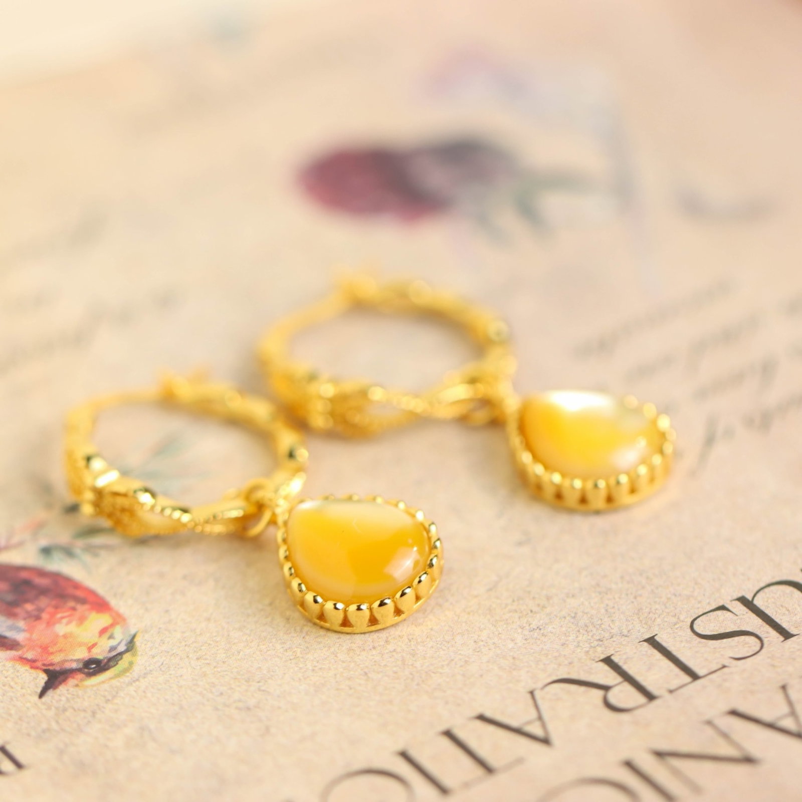 A Pair of Exquisite Sterling Silver-Gold Plated Inlaid Shell Earrings: A Pair of Exquisite Sterling Silver-Gold Plated Inlaid Shell Earrings 一对纯银镀金镶贝壳耳环