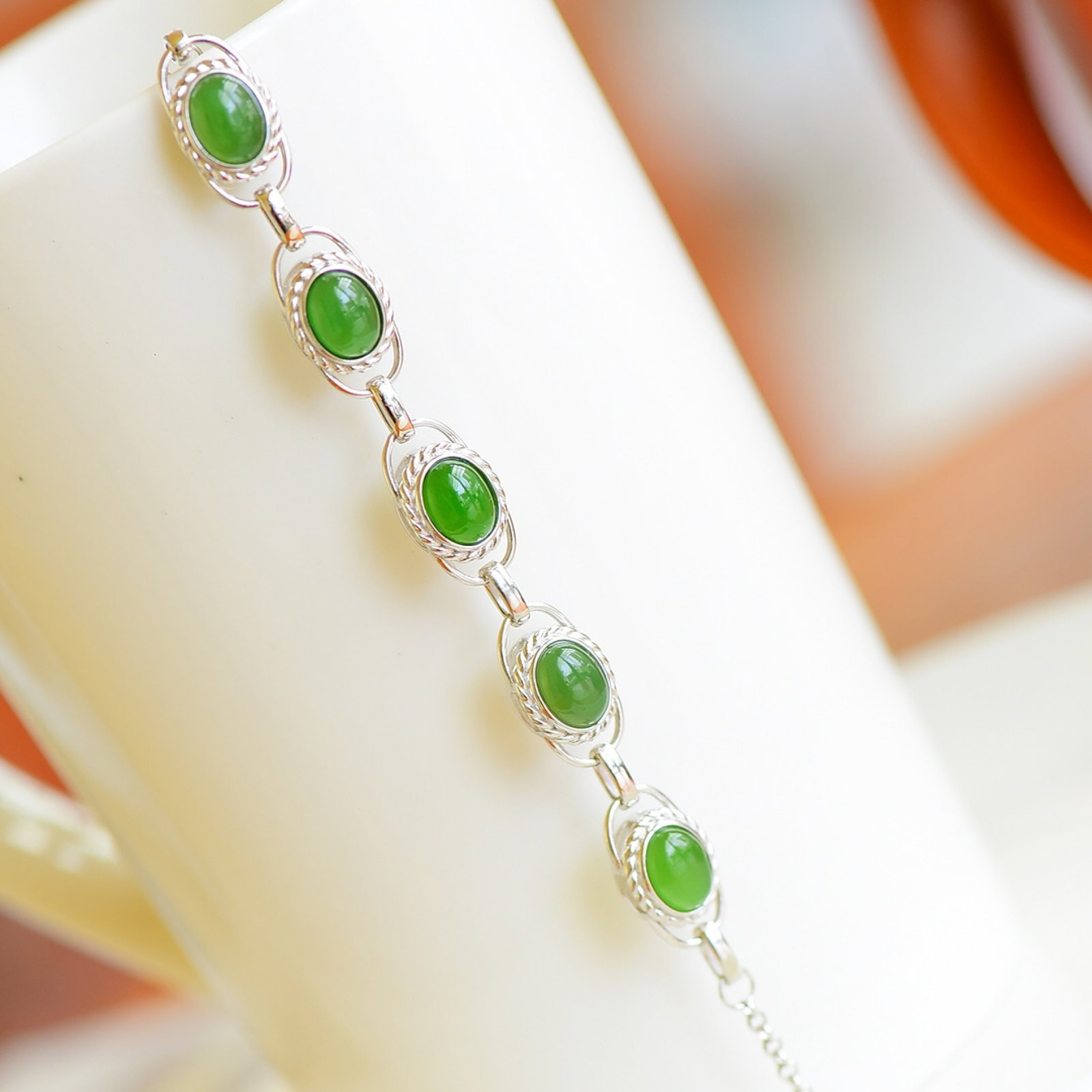 An Exquisite Sterling Silver Inlaid Jasper Bracelet: An Exquisite Sterling Silver Inlaid Jasper Bracelet 纯银镶碧玉手链