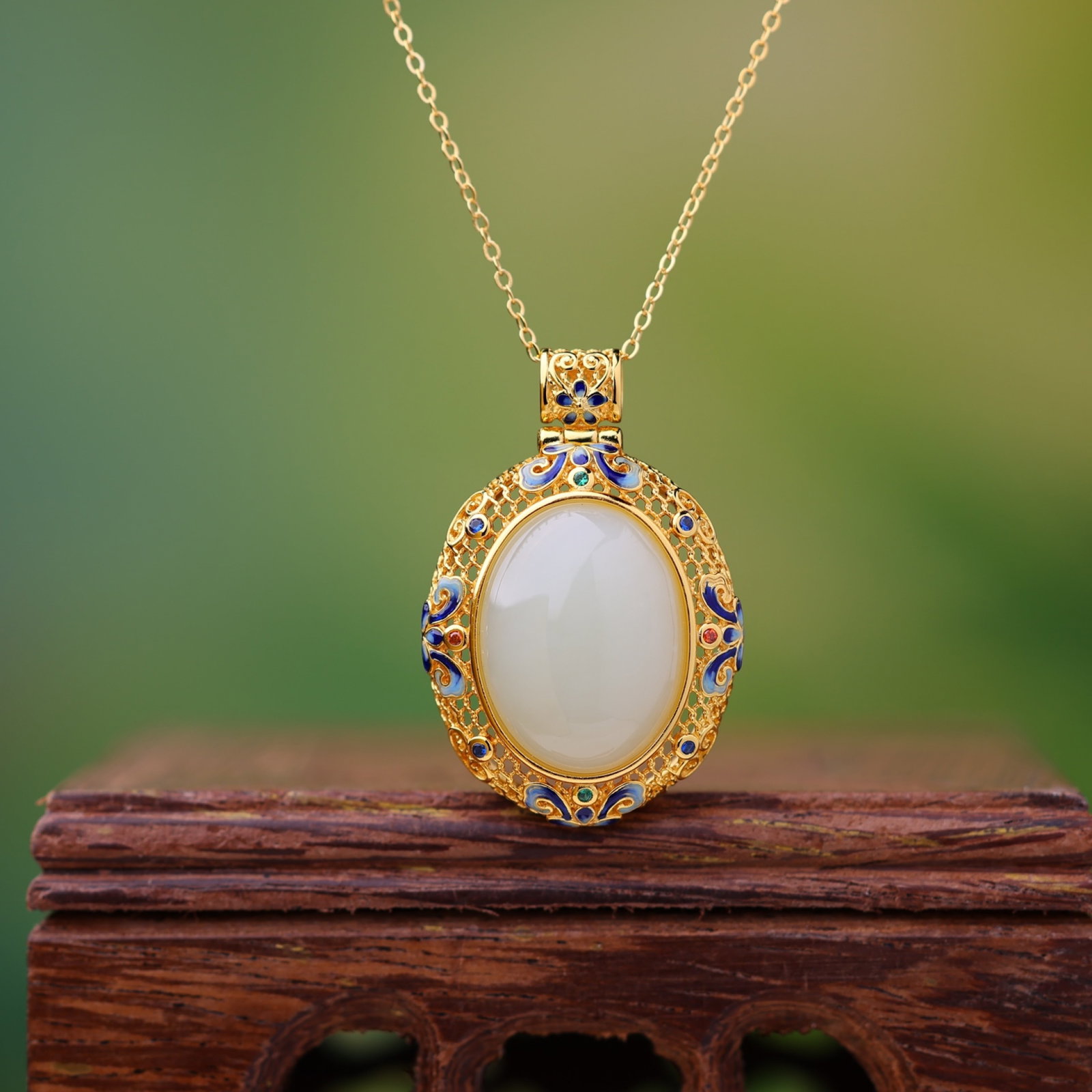 An Exquisite Sterling Silver-Gold Plated Inlaid White Jade Pendant: An Exquisite Sterling Silver-Gold Plated Inlaid White Jade Pendant,Size:0.6inx0.8in 纯银镀金镶白玉吊坠