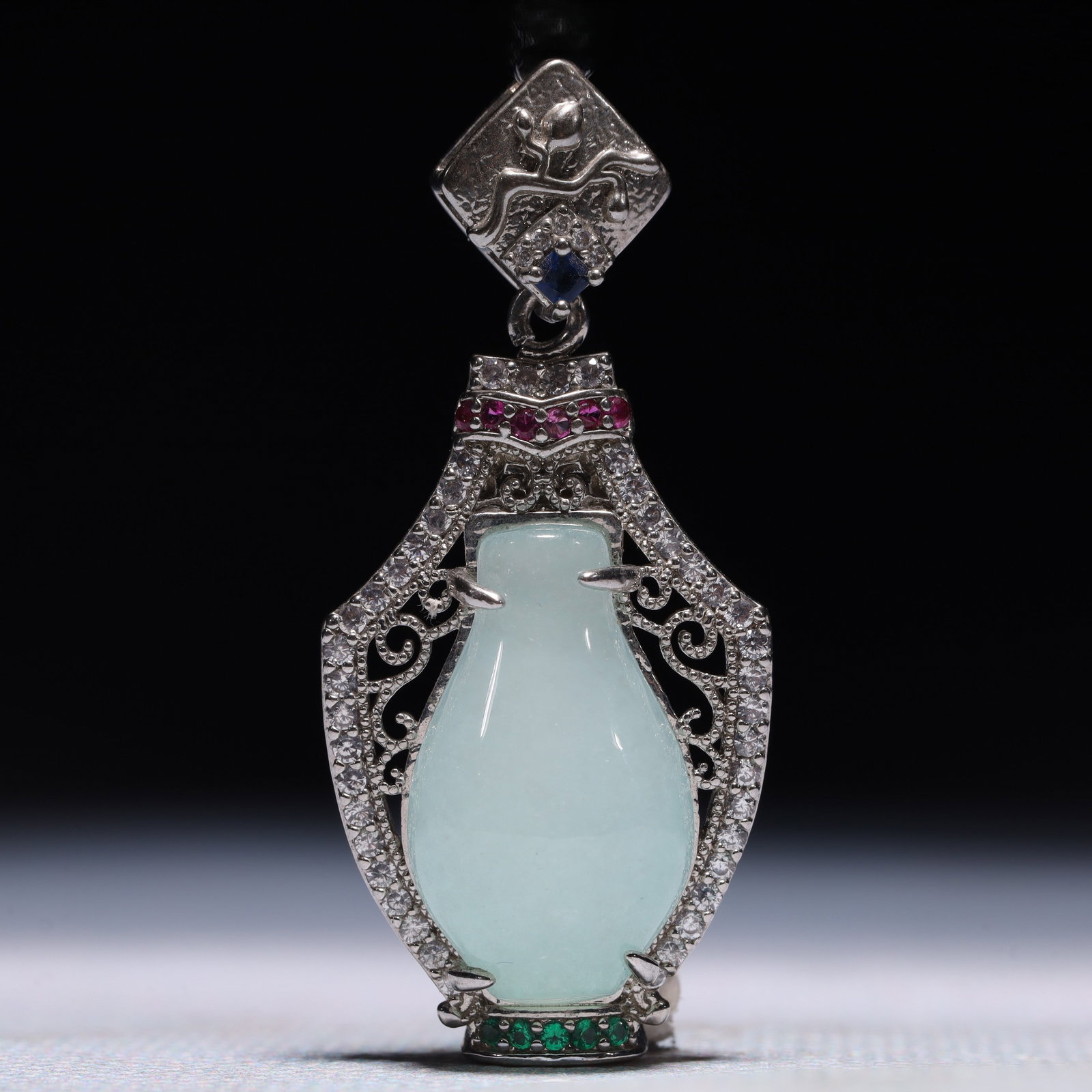 An Exquisite Pendant,Inlaid Gems: An Exquisite Pendant,Inlaid Gems,Size:0.8inx0.4inx2in,Weight:10g 一个精美的吊坠,镶宝石