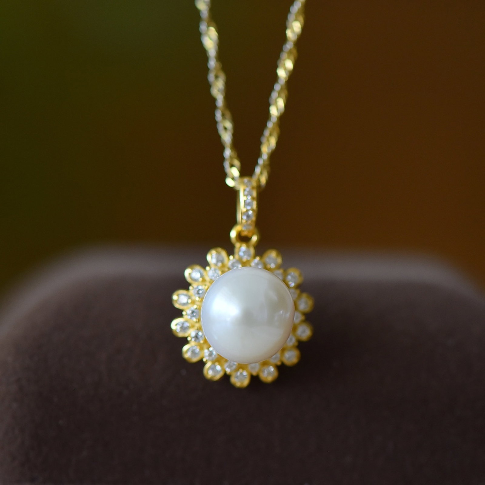 An Exquisite Sterling Silver-Gold Plated Inlaid Pearl Pendant (1 of 5)