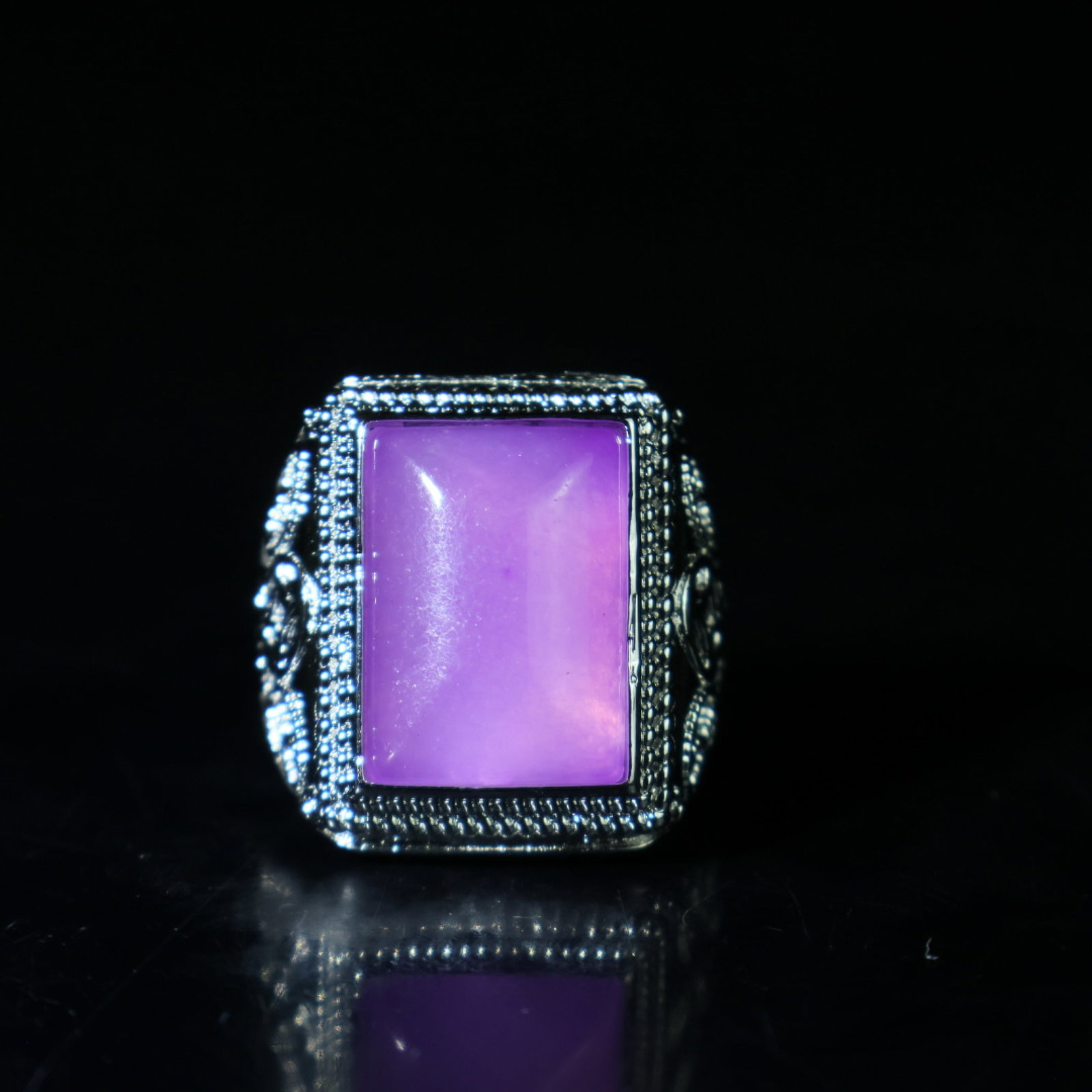 An Exquisite Ring: An Exquisite Ring 一个精美的戒指