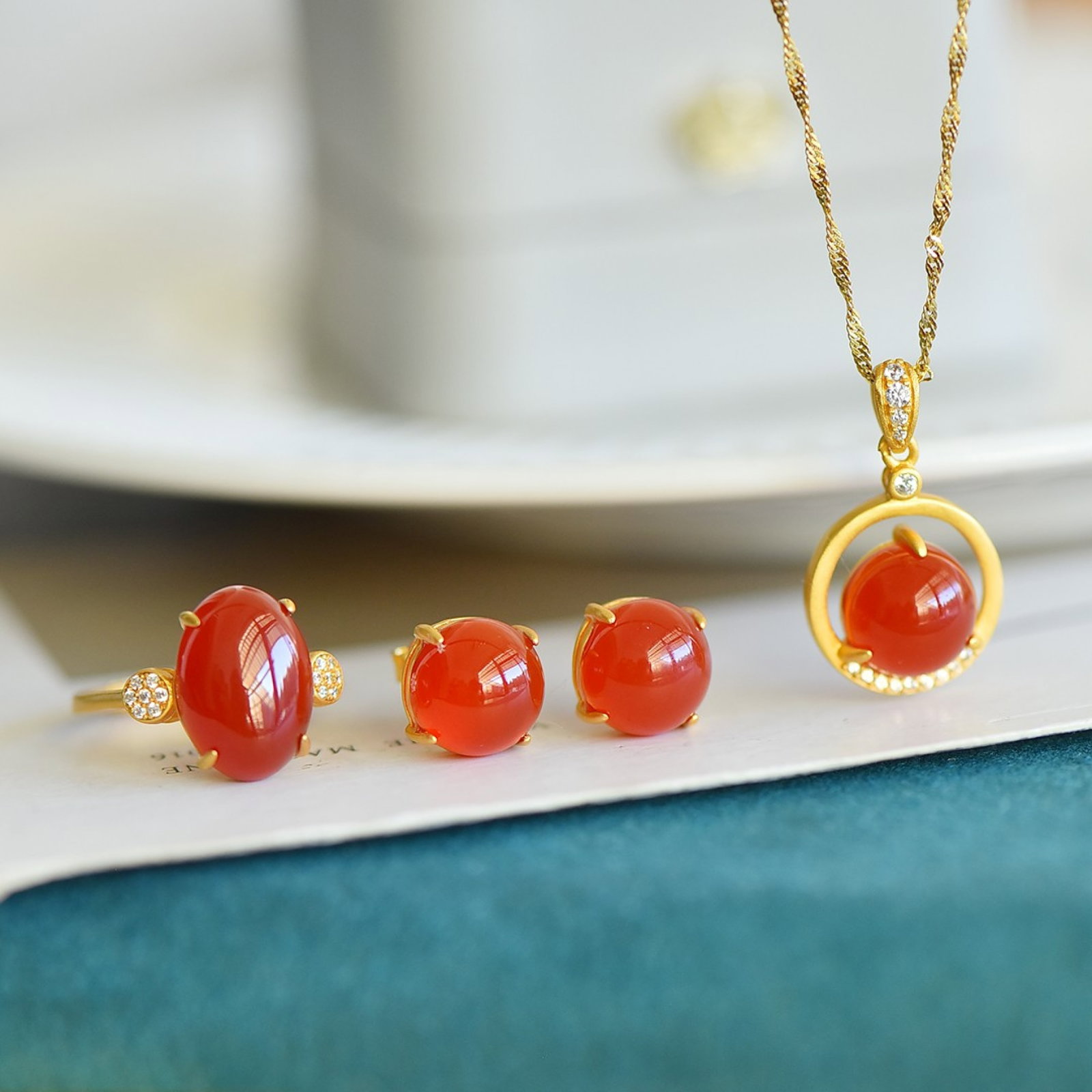 A Set of Fine Sterling Silver-Gold Plated Inlaid Red Agate Jewelry,Inlaid Diamond: A Set of Fine Sterling Silver-Gold Plated Inlaid Red Agate Jewelry,Inlaid Diamond 一套纯银镀金镶红玛瑙首饰,嵌钻ĳ