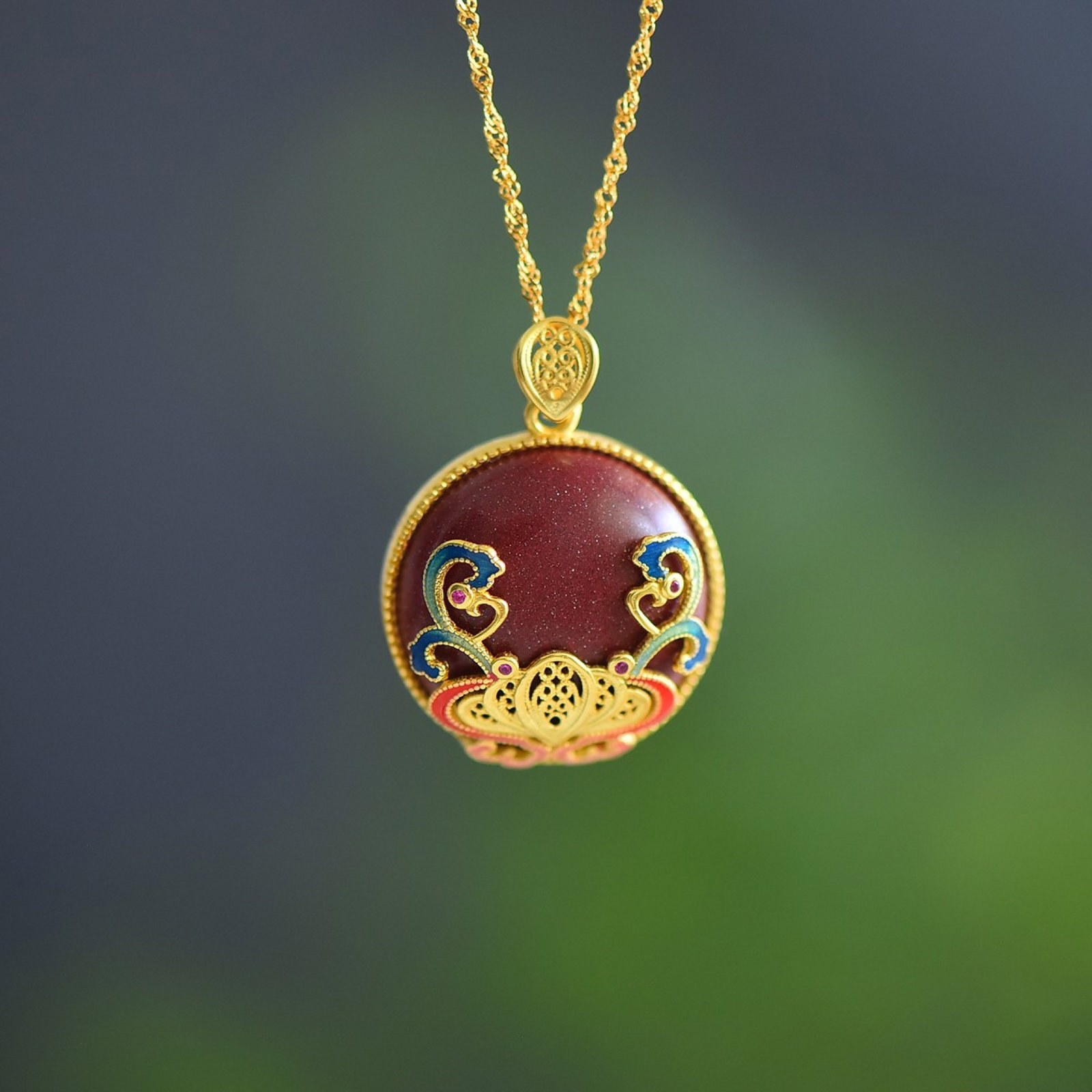 An Exquisite Sterling Silver-Gold Plated Inlaid Cinnabar Pendant: An Exquisite Sterling Silver-Gold Plated Inlaid Cinnabar Pendant,Size:0.8inx0.8in 寓意:好运连连,吉祥如意 纯银镀金