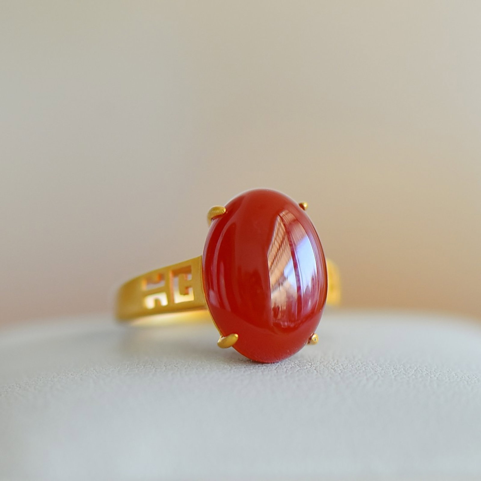 An Exquisite Sterling Silver-Gold Plated Inlaid Red Agate Ring: An Exquisite Sterling Silver-Gold Plated Inlaid Red Agate Ring,Size:0.4inx0.6in 纯银镀金镶红玛瑙戒指