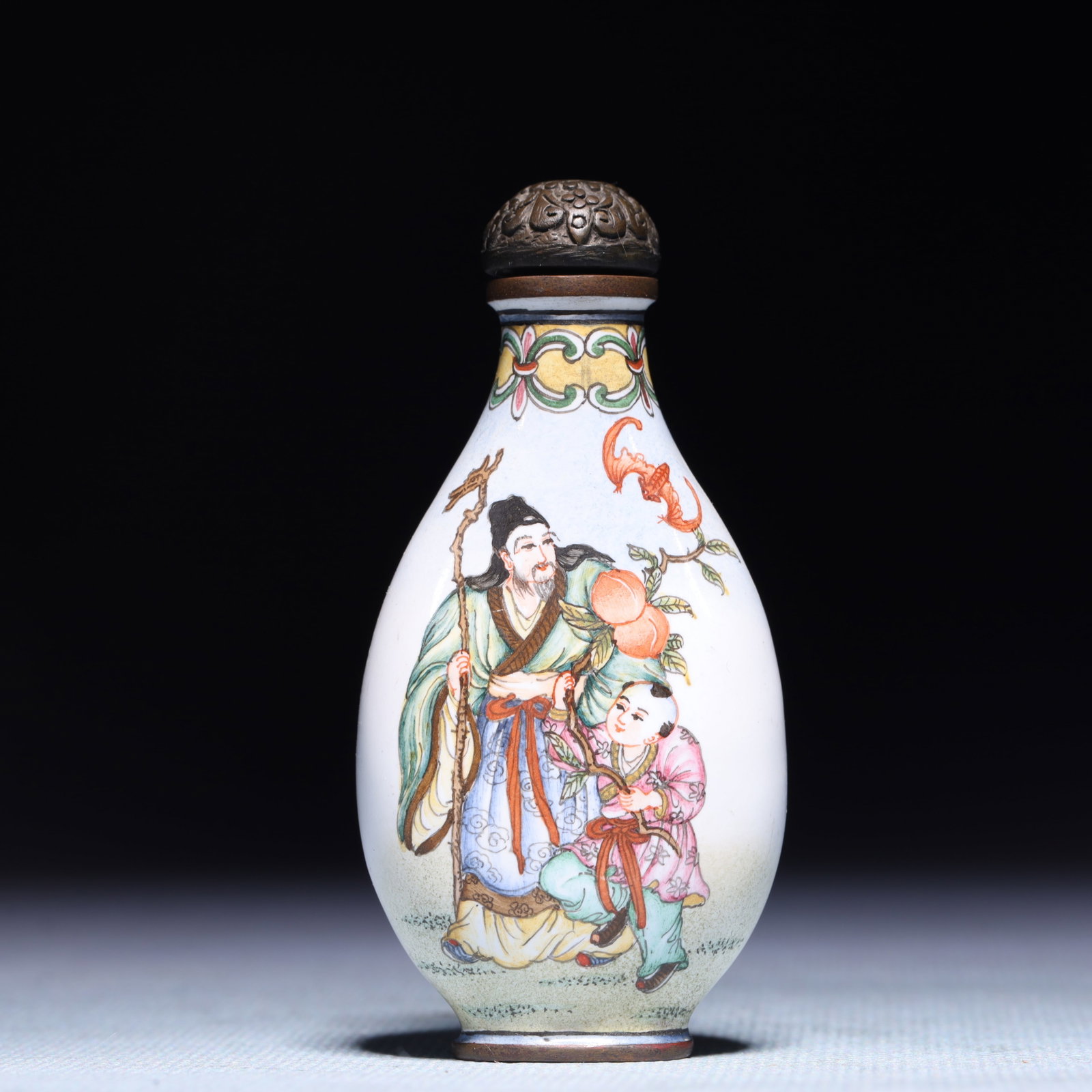 An Exquisite Painted Enamel Figure Pattern Snuff Bottle: An Exquisite Painted Enamel Figure Pattern Snuff Bottle,Qing Dynasty,China,Qianlong Four-character Mark,Size:1.4inx0.8inx3in,Weight:37.5g 画珐琅人物纹鼻୉
