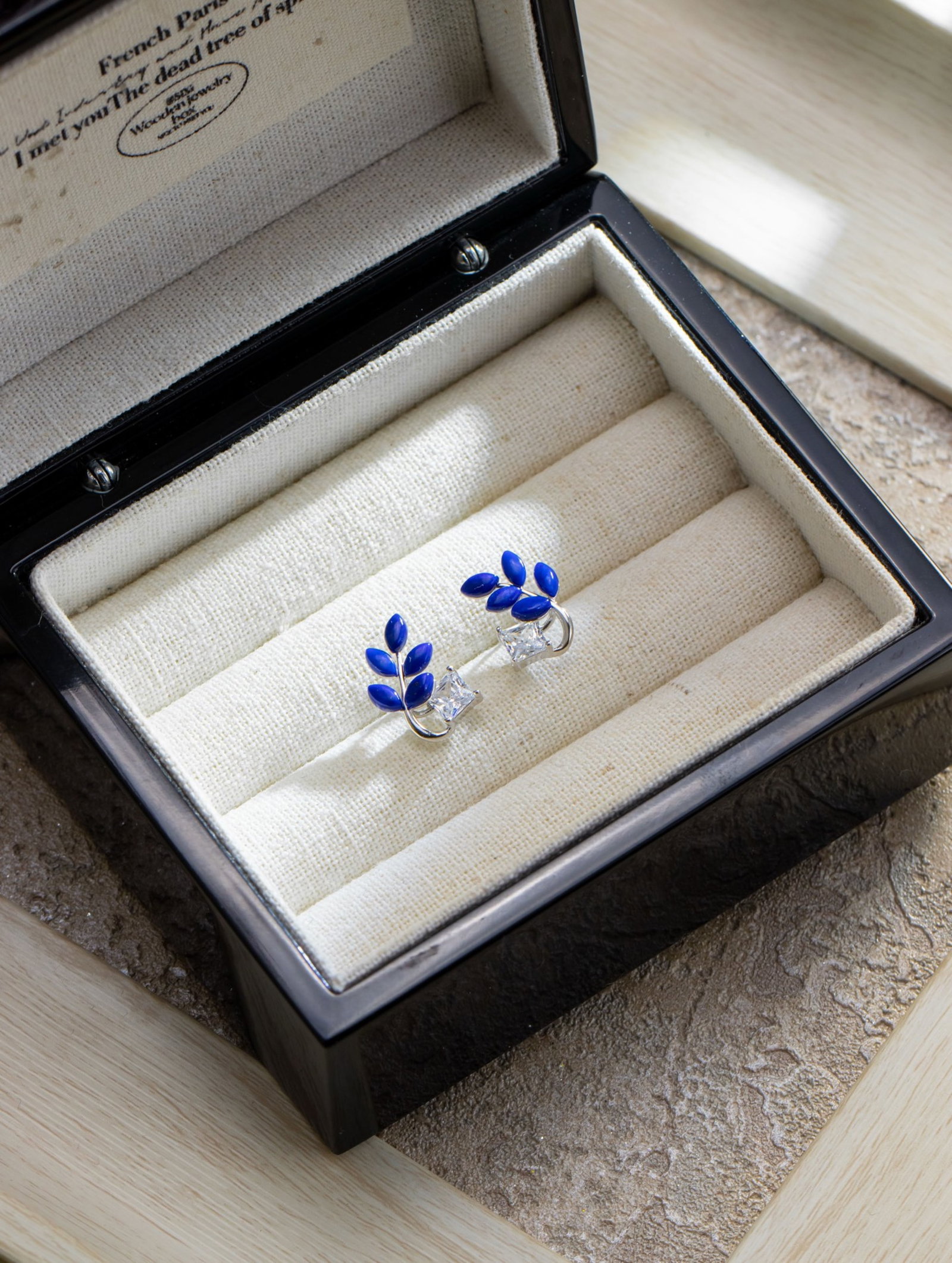 A Pair of Exquisite Sterling Silver-Gold Plated Inlaid Lapis Lazuli Earrings,Inlaid Diamond: A Pair of Exquisite Sterling Silver-Gold Plated Inlaid Lapis Lazuli Earrings,Inlaid Diamond 一对纯银镀金镶青金石耳钉,嵌