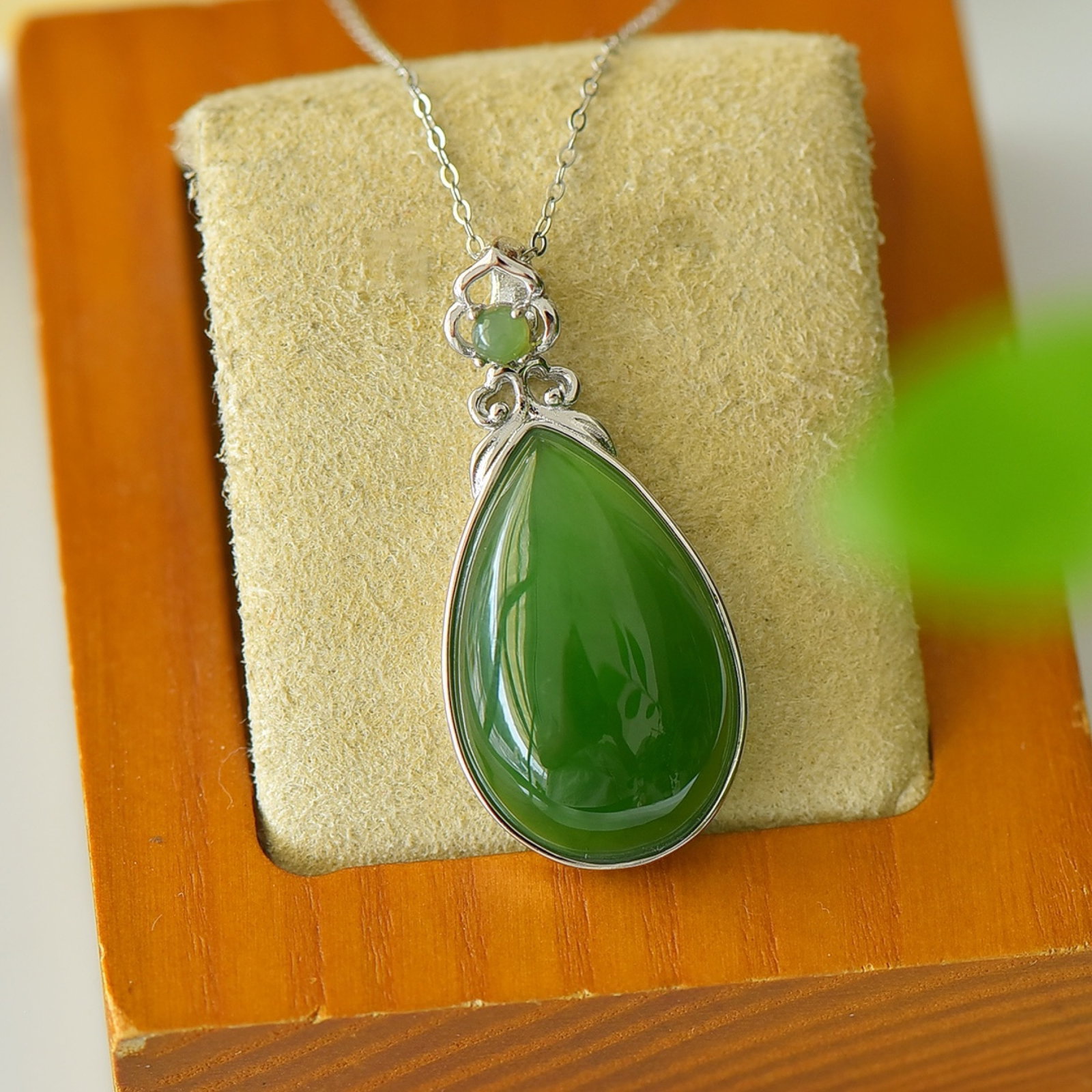 An Exquisite Sterling Silver Inlaid Jasper Necklace,Inlaid Jasper: An Exquisite Sterling Silver Inlaid Jasper Necklace,Inlaid Jasper,Size:0.6inx1.3in 纯银镶碧玉项链,嵌碧玉