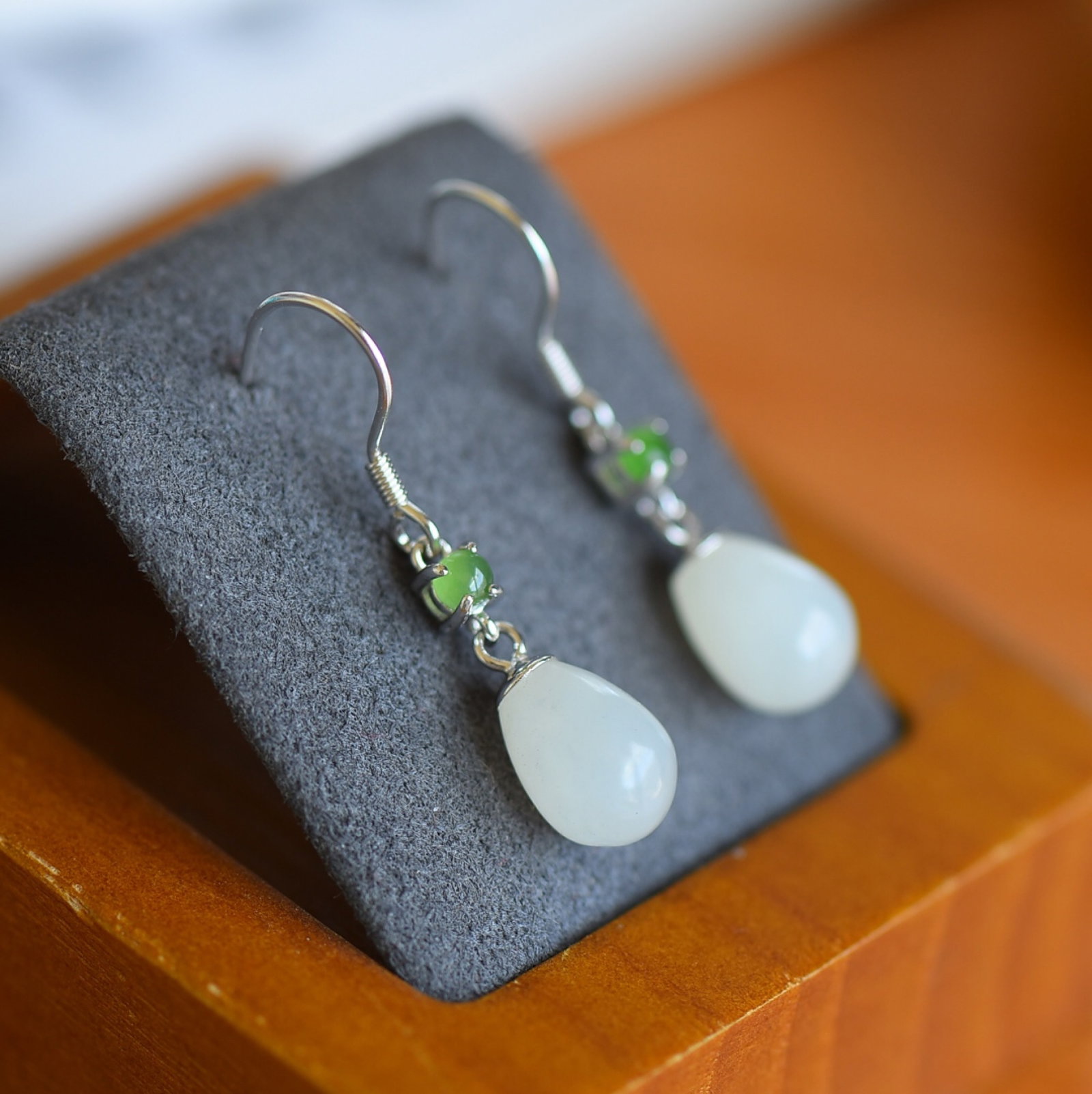 A Pair of Exquisite Sterling Silver Inlaid White Jade Earrings: A Pair of Exquisite Sterling Silver Inlaid White Jade Earrings,Size:0.3inx0.4in 一对纯银镶白玉耳环