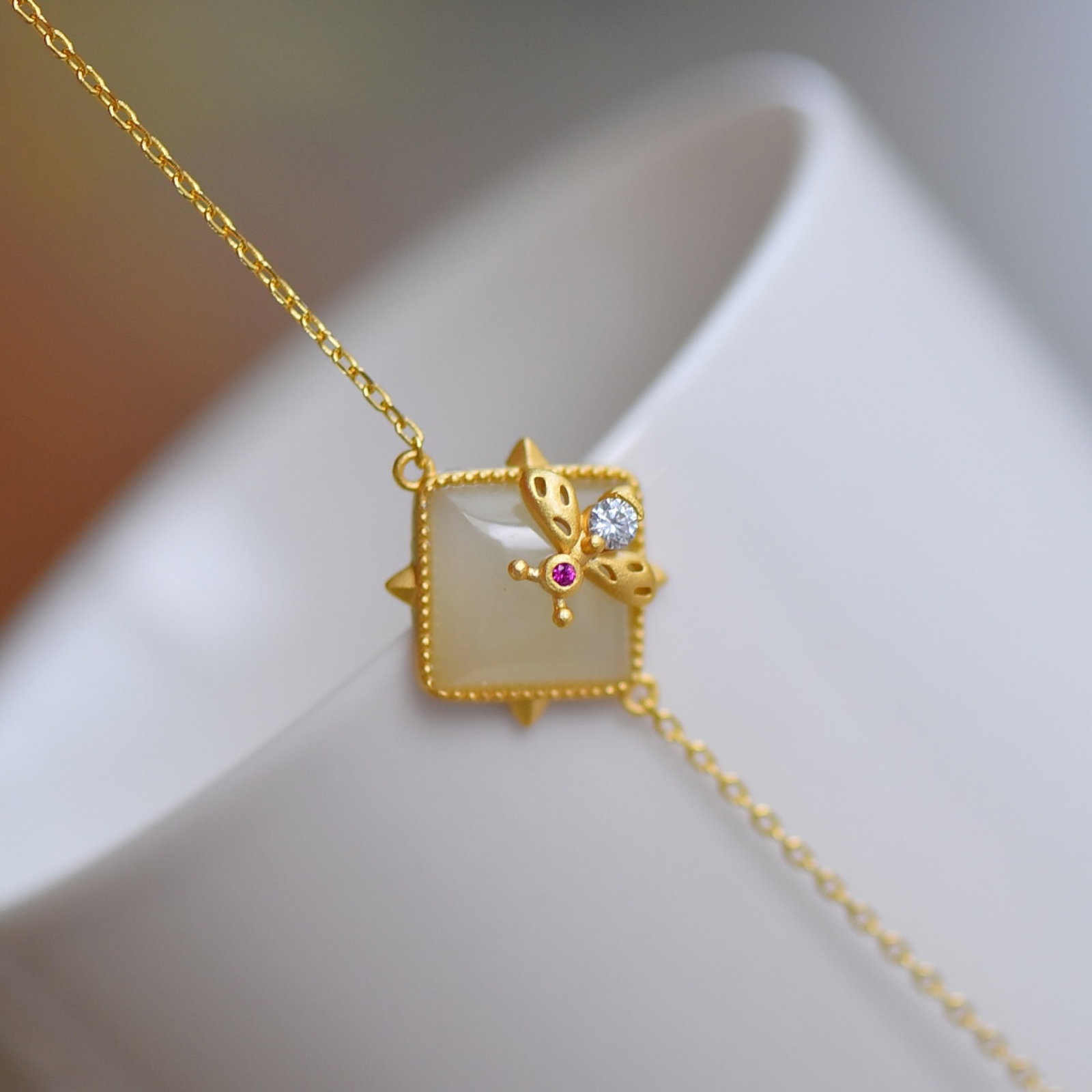 An Exquisite Sterling Silver-Gold Plated Inlaid White Jade Necklace,Inlaid Diamond: An Exquisite Sterling Silver-Gold Plated Inlaid White Jade Necklace,Inlaid Diamond,Size:0.5inx0.5in 纯银镀金镶白玉项链,嵌钻石