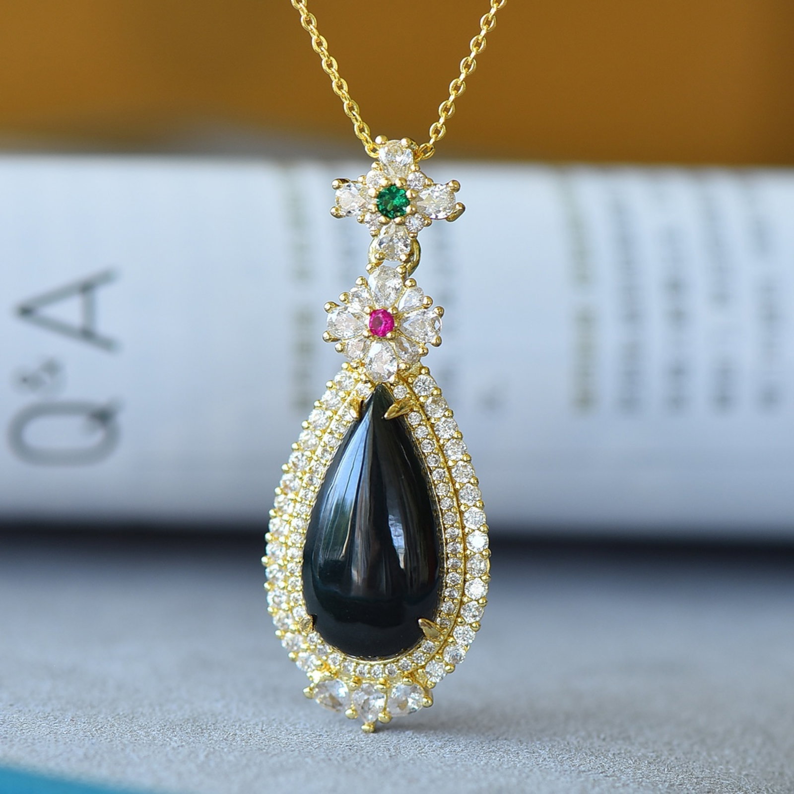 An Exquisite Bronze-Gold Plated Inlaid Green Jade Necklace,Inlaid Diamond: An Exquisite Bronze-Gold Plated Inlaid Green Jade Necklace,Inlaid Diamond,Size:0.5inx1in 铜镀金镶青玉项链,嵌钻石