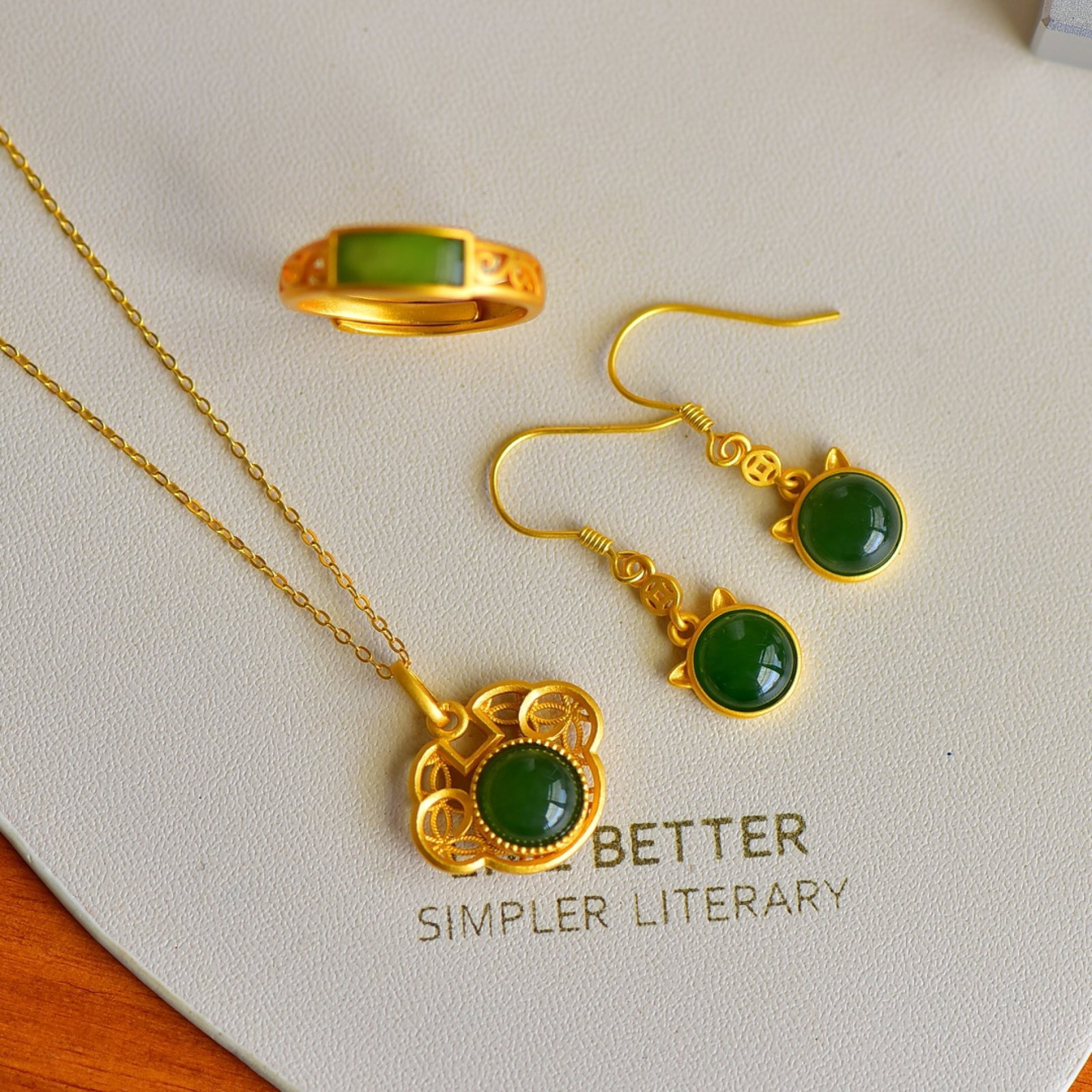 A Set of Fine Sterling Silver-Gold Plated Inlaid Jasper Jewelrys: A Set of Fine Sterling Silver-Gold Plated Inlaid Jasper Jewelrys 一套纯银镀金镶碧玉首饰