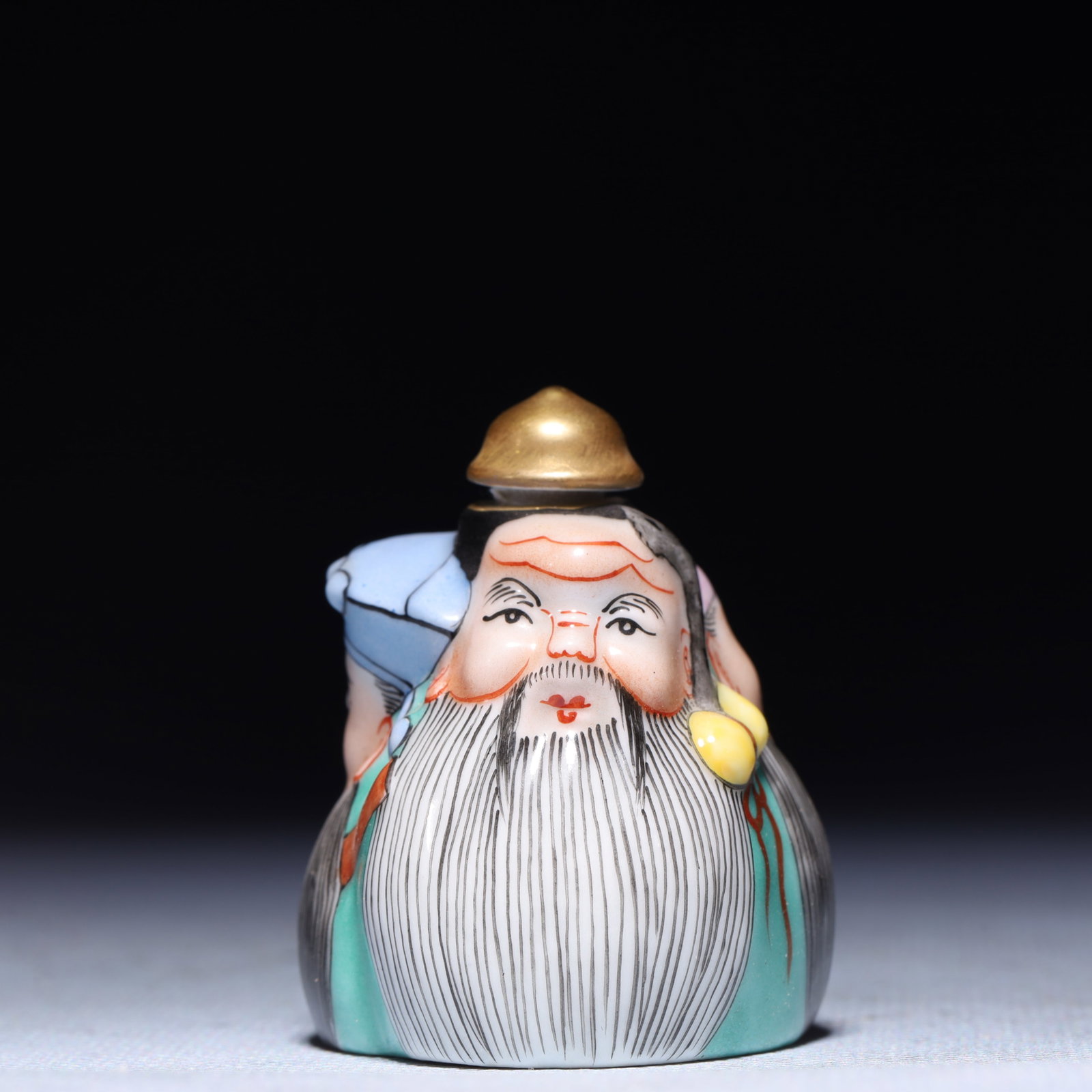 An Exquisite Famille-Rose Figure Pattern Snuff Bottle: An Exquisite Famille-Rose Figure Pattern Snuff Bottle,Qing Dynasty,China,Qianlong Four-character Mark,Size:1.6inx1.4inx2in,Weight:48.8g 粉彩人物纹鼻烟壶