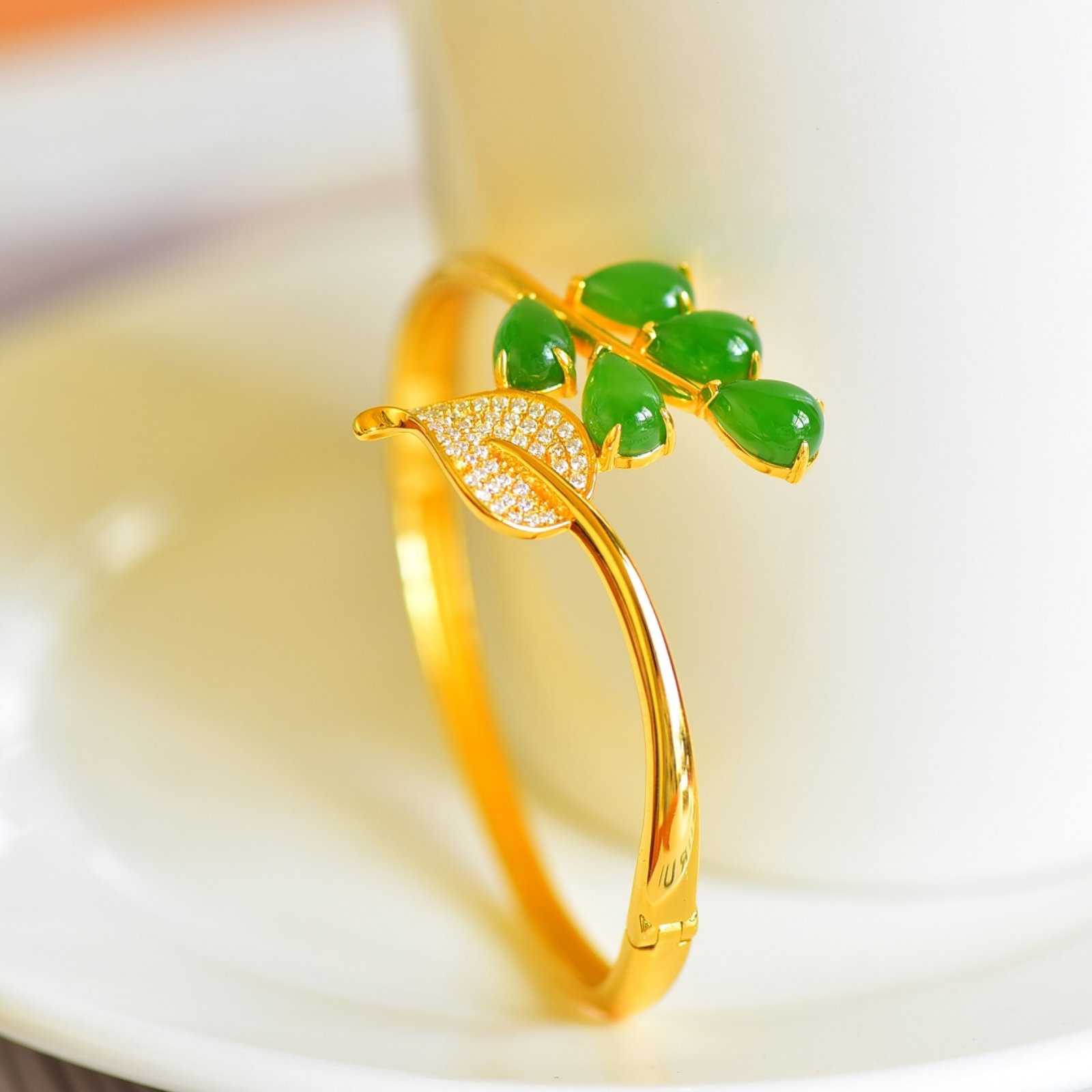 An Exquisite Sterling Silver-Gold Plated Inlaid Jasper Bracelet,Inlaid Diamond: An Exquisite Sterling Silver-Gold Plated Inlaid Jasper Bracelet,Inlaid Diamond,Size:0.2inx0.4in 纯银镀金镶碧玉手镯,嵌钻石