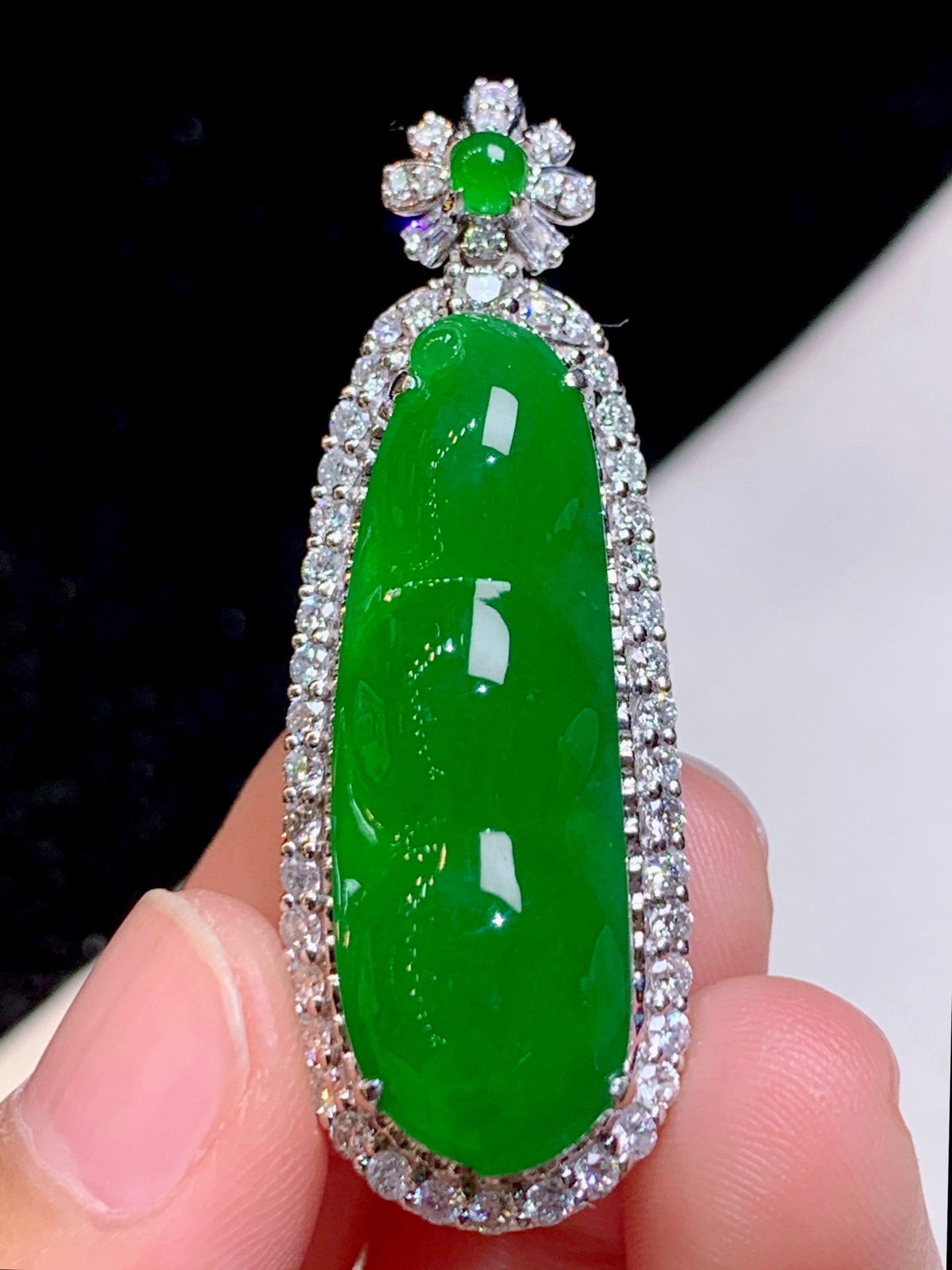 An Exquisite 18k Gold Diamond Inlaid Jadeite Pendant: An Exquisite 18k Gold Diamond Inlaid Jadeite Pendant,Size(Loose Stone):1.3inx0.4inx0.2in 18k金钻镶嵌翡翠吊坠