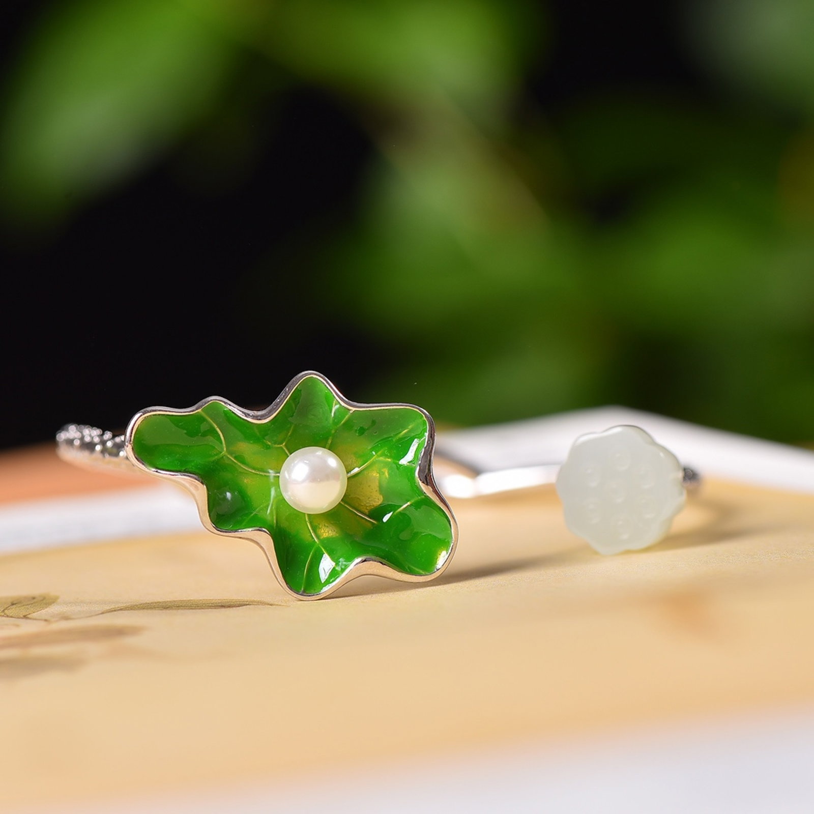 An Exquisite Sterling Silver Inlaid White Jade Enamel Bracelets, Inlaid Pearl: An Exquisite Sterling Silver Inlaid White Jade Enamel Bracelets, Inlaid Pearl,Size:0.5inx0.5in 纯银镶白玉珐琅手镯,嵌珍珠